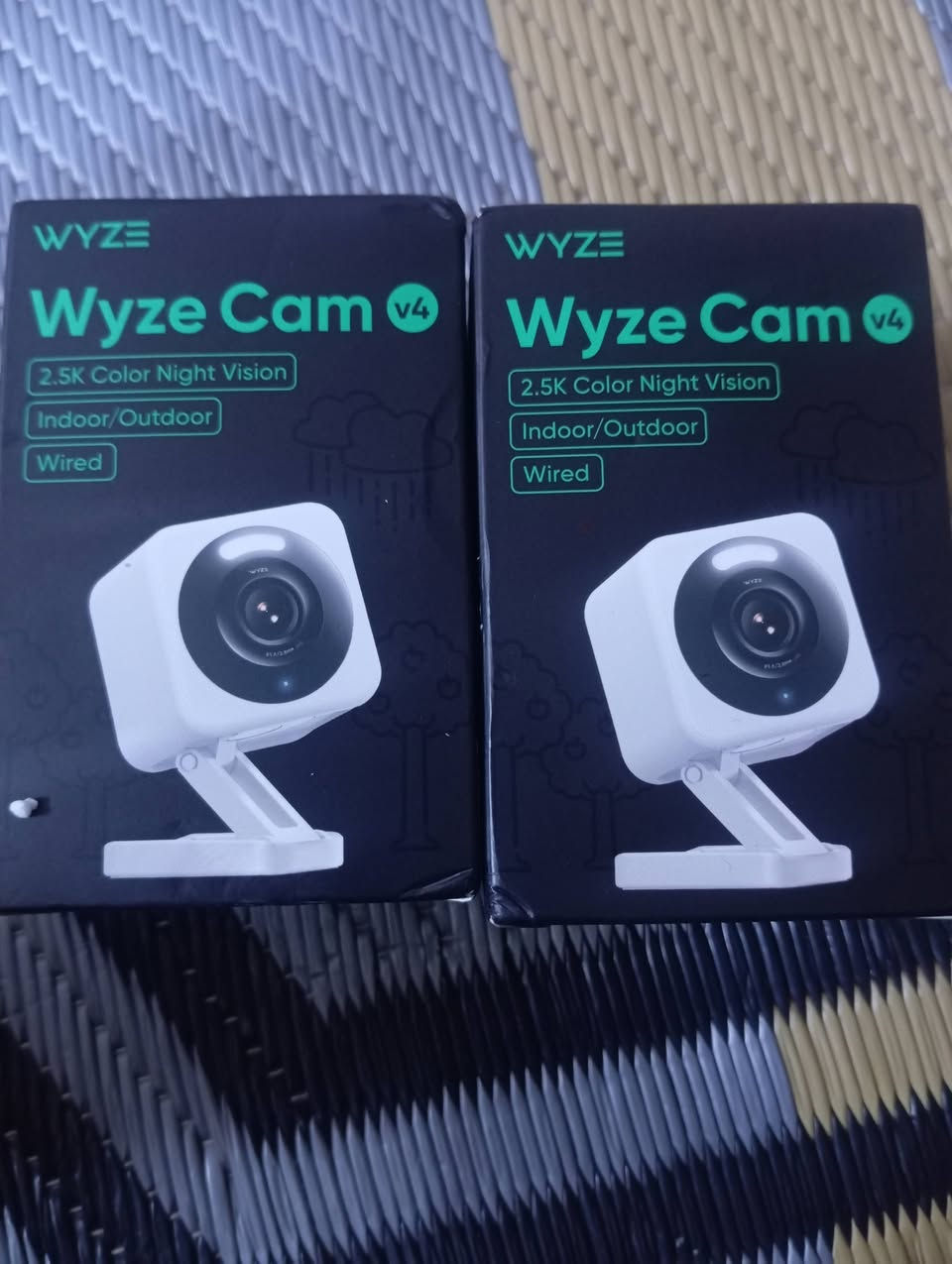 السلام عليكم
دقة الفيديو: تصوير عالي الوضوح بدقة 2.5K QHD لضمان تفاصيل واضحة. 

الرؤية الليلية: تتميز برؤية ليلية ملونة محسنة لمشاهدة التفاصيل بوضوح حتى في الظلام التام. 

الاستخدام: مصممة للاستخدام الداخلي والخارجي، وهي مقاومة للعوامل الجوية. 

ميزات إضافية: تحتوي على كشاف إضاءة وصفارة إنذار يتم تفعيلهما عند اكتشاف الحركة، بالإضافة إلى إمكانية التحدث والاستماع (صوت باتجاهين).


**إذا كنت صاحب هذا الإعلان وتريد حذفه لأي سبب، رجاءا أرسل رسالة إلى الدعم الفني**