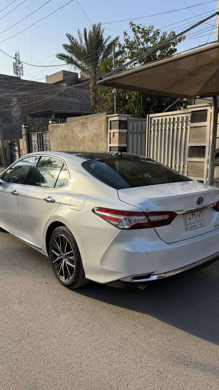 كامري 2023 هايبرد تجميع الصين 
فول مواصفات عده البردات و تبريد و تدفئة الكشنات 
ماشيه 61000 
السياره بيها بارد بالجاملغ الامامي الايسر على كد اصبع و صبغ بالبابين اليمنات 
مواصفاتها 
كشنات جلد كهرابائيه 
داتا شو
بانوراما 
مري جانبيه كهربائية 
رادار 
تحديد مسار 
حساسات اماميه و خلفيه
لايتات led امامي خلفي
عدادات دجتل 
شاشة وسطيه ١١ انج
السياره خاليه من اي اعطال ميكانيكيه او كهربائية اي نقص ما بيها
السعر 220 ورقه و بيها مجال 
للتواصل 
***********
***********
