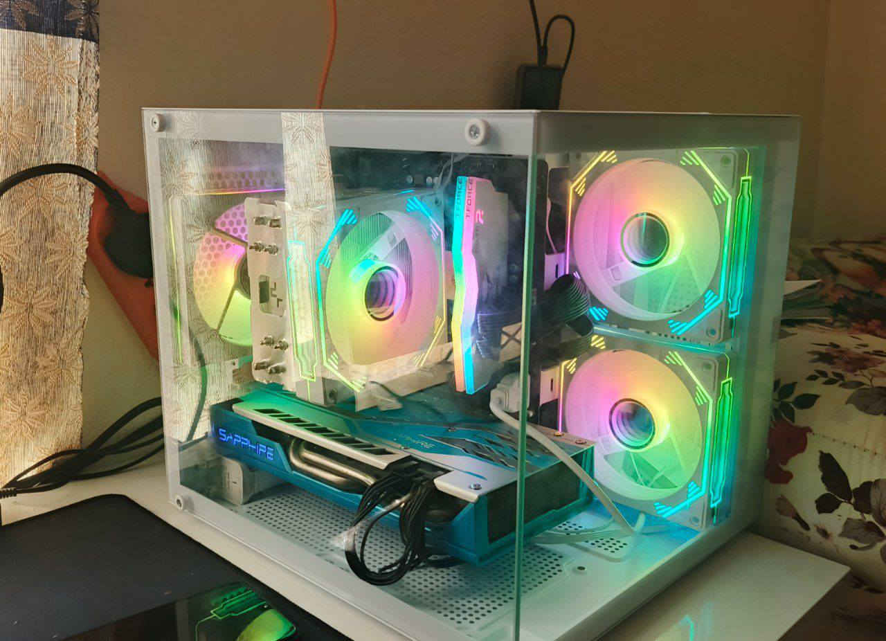 السلام عليكم سيت اب للبيع كامل او بس قطع ابيع
الكيس: 
CPU: R5 4650G PRO
GPU:
 RX 580 8GB 
لون ابيض + ازرق نسخة السيريس sapphire بي ارجيبي نسخة ال 14 بن
يشغل gta v اعلى دقة و رد دد و هواي العاب
MTB: B450 PRO III 
COOLER: Ag400
Ram: 8+8 DDR4 T-force (3600HZ) لون ابيض ارجيبي 
Case: 
كيس بيضة وياها مراوح لون ابيض RGB وياها الهوب و الريموت
تكدر تتحكم بالاضاءة حسب ما تريد 
STORAGE: 500GB

الشاشة:
حجم 21
 لد 1080 
75HZ 
بيها صوت و وياها ستاند نظافة فول

الاكسسوارات:
ماوس ارجيبي 
 كيبورد ميكانيكي سويتج بُني
سماعة محيطي ارجيبي لون اسود وياها مايك 
ماوس باد
ساعة لون ابيض و اسود بيها تاريخ و منبه و درجة حرارة
+ مروحة اضافية ارجيبي اسود تكدر تركبها وين ما تريد

كيبلات كامله + قطعة واي فاي
كل القطع اصلية و مفحوصه و نظيفه 
توصيل مجاني
تواصل خاص او واتس ***********
 قيم بما يرضي الله و لحد يكسر بالسعر
