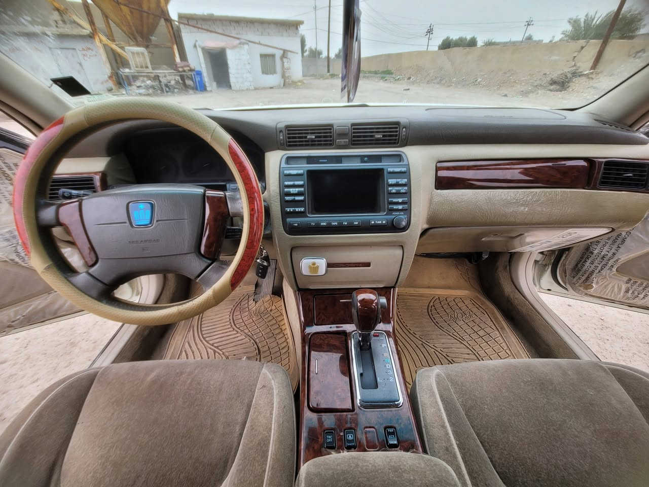 كراون (ملكة) 2003 ادوات للبيع 
مواصفات
3 دكم محرك D4 كبير 
تبريد تدفئة (منفصل)
مري شفط كشنات كهرباء 4 
بردة خلفية كهرباء 
صدر تايرات جديد 
كهربائيات شغالة كامل مابيهة نقص
السعر ٣٦ وبيها مجال بسيط 
للاستفسار 
الاتصال على الرقم ***********
