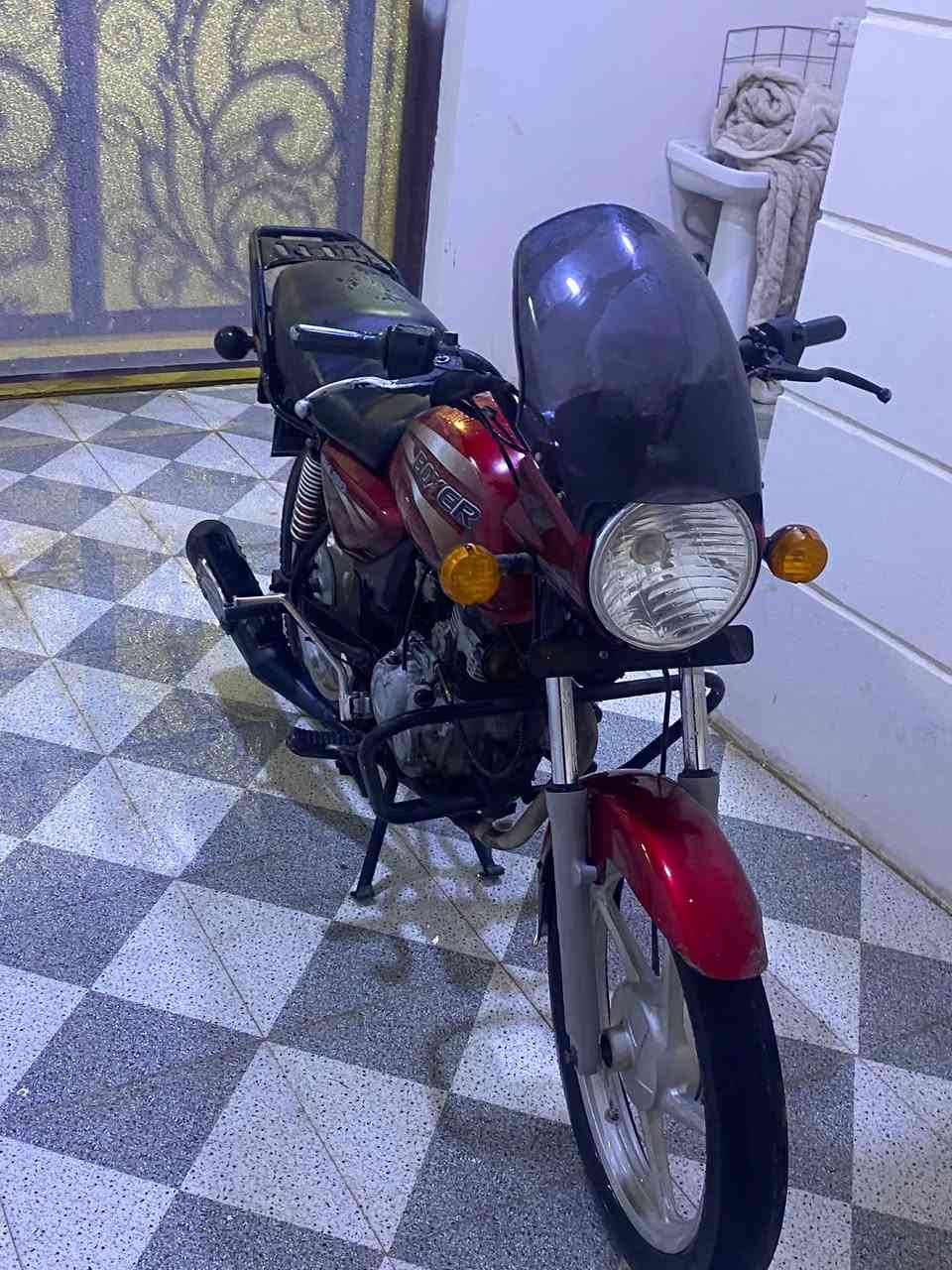 بوكسر 2019 
محرك 150cc مجفت جديد 
دراجه نضيفه مثل ما موضح شرط تآكل لكاع ساعه ومعدل كهربائيات كامله لايت بك اشاير  دراجه حلوه ورزنه نقص سلف فقط
سعر 600 وبيها مجال قليل للشرايه  *********** واتساب
