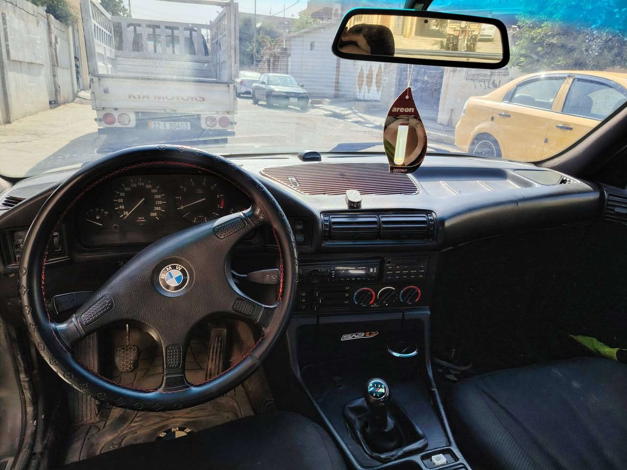 السلام عليكم
Bwm للبيع 520 

موديل 1991 لون رصاصي فيراني 

بدون حادث  

رقم نينوى كابون بانزين بيها

سنوية لل2028  

تحويل مباشر 

محرك كبس عادي 
سلايت شغال

كير عادي بدون تبريد 

السعر 40 وبيها مجال 

للتواصل  ***********
