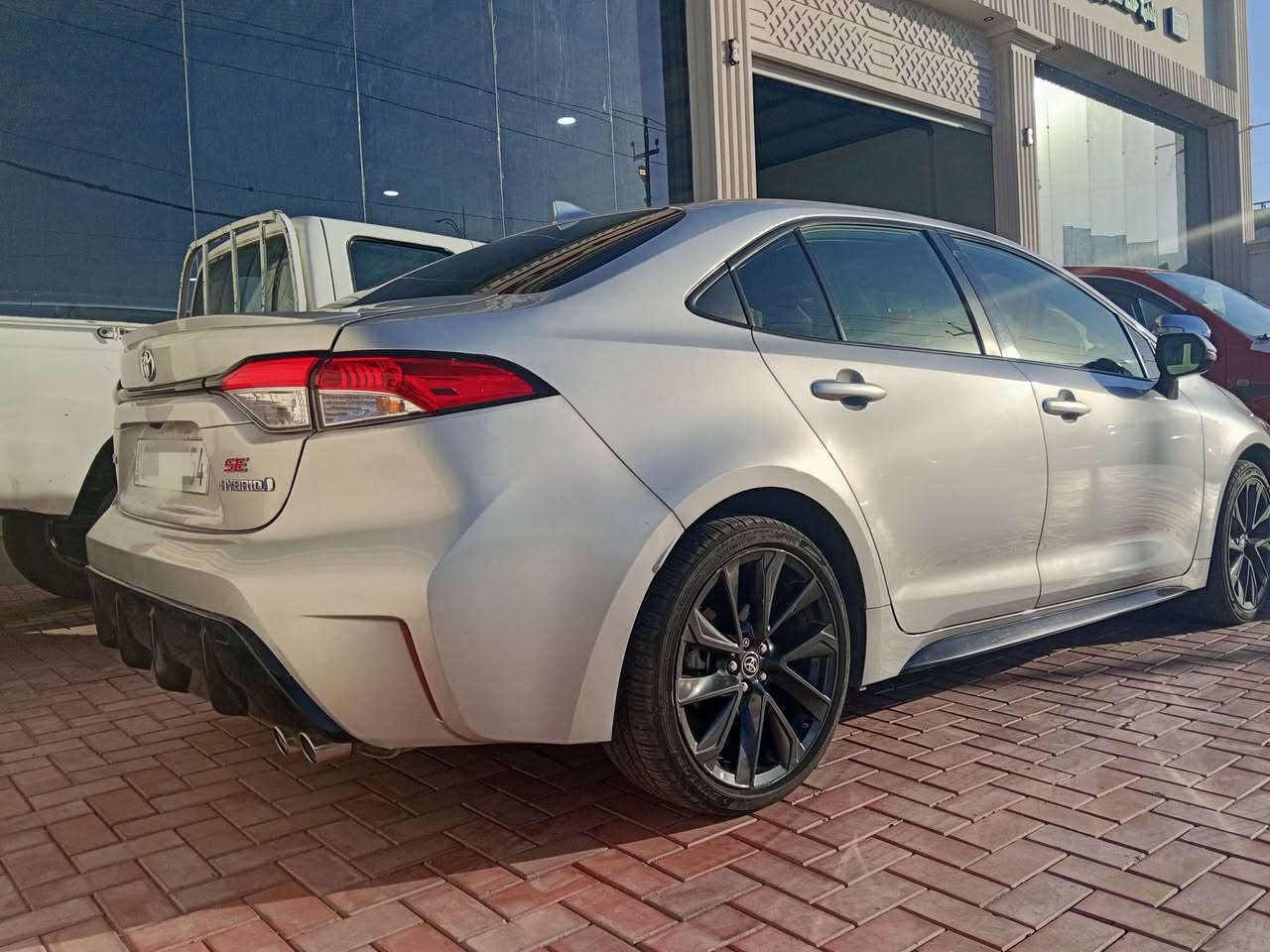 Toyota Corolla Hybrid SE 2024
دخول جديد مرقم باسمي اربيل 
دفع أمامي FWD) مواصفاتها
المحرك
محرك 1.8 لتر، 4 سلندر.
نظام هايبرد من تويوتا.
القوة الكلية: 138 حصان.
ناقل حركة eCVT.
دفع أمامي (FWD). �
Edmunds +١
استهلاك الوقود
داخل المدينة: 50 MPG.
خارج المدينة: 43 MPG.
المعدل: 46–50 MPG حسب نظام القياس. �
Toyota +١
الجنوط والإطارات
جنوط ألمنيوم رياضية 18 إنش.
قياس الإطارات: 225/40R18
Toyota +١
التصميم الخارجي
شبك أمامي رياضي باللون الأسود.
جناح خلفي (Spoiler).
مشتت هواء خلفي أسود.
مرايا كهربائية مدفأة.
مصابيح LED أمامية وخلفية.
إضاءة نهارية LED. �
Toyota +١
المقصورة
مقاعد رياضية قماش.
مقود جلد متعدد الوظائف.
تشغيل بالبصمة (Push Start).
Smart Key.
مكيف أوتوماتيكي.
شاشة معلومات للسائق 4.2 إنش. �
Toyota +١
الترفيه
شاشة لمس 8 إنش.
Apple CarPlay لاسلكي.
Android Auto لاسلكي.
Bluetooth.
6 سماعات. �
Toyota
أنظمة السلامة
Toyota Safety Sense 3.0.
مثبت سرعة راداري (DRCC).
الحفاظ على المسار (LDA).
قراءة إشارات المرور (RSA).
التحذير من الاصطدام مع الكبح التلقائي (PCS).
الضوء العالي التلقائي.
كاميرا خلفية.
8 وسائد هوائية. �
Toyota +١
الأبعاد
الطول: 463 سم.
العرض: 178 سم.
الارتفاع: 143.5 سم.
قاعدة العجلات: 270 سم.
خزان الوقود: 42.8 لتر.
صورة الضرر بالاخير 
مرفقة 
ضرر قبغ جنطه معدل ومصبوغ بدون دواخل بيها بارد بسيط بالبنيد  
السعر 174 بيها مجال بسيط
العنوان الانبار فلوجة 
واتس اب ***********
