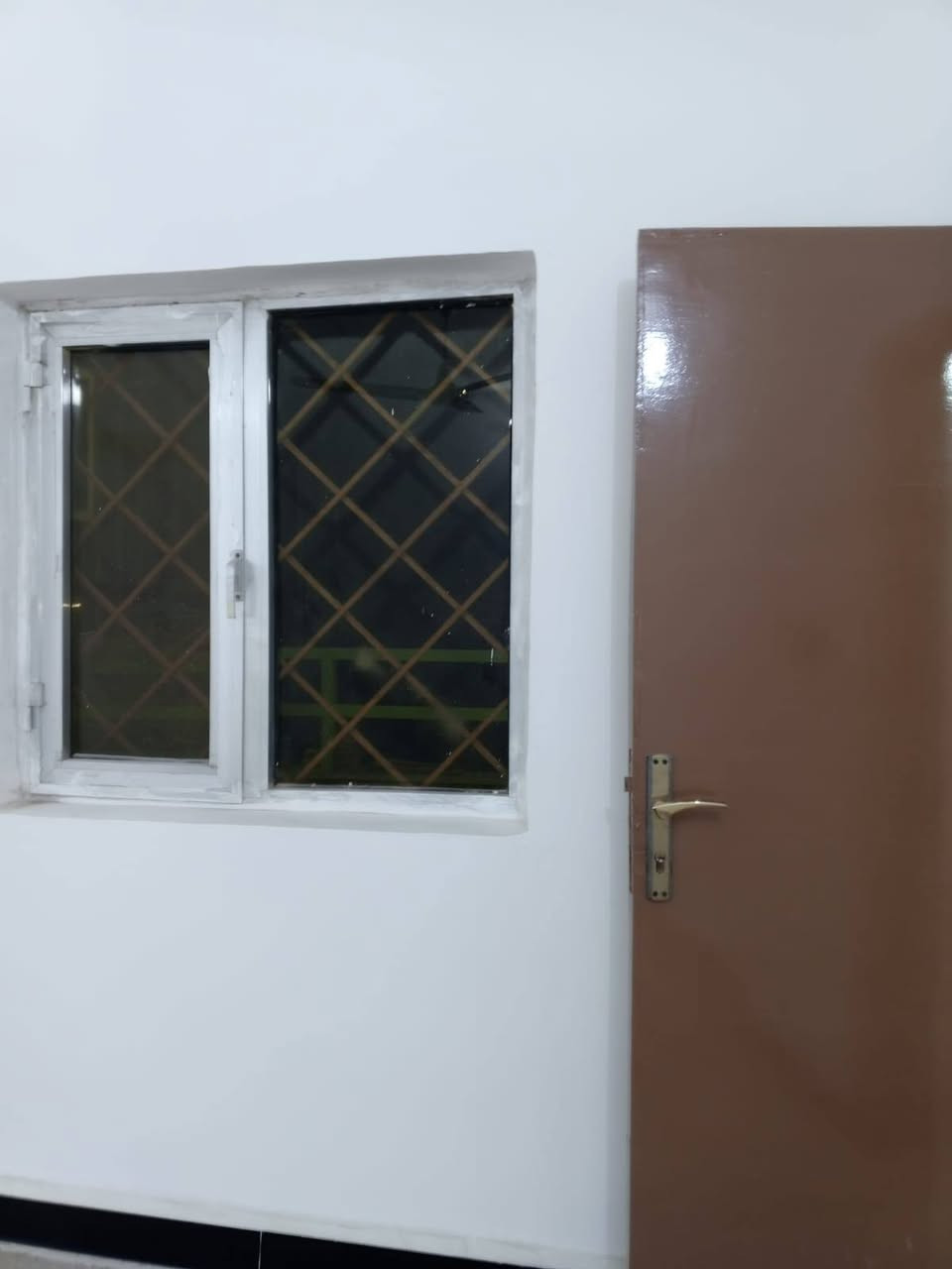 السلام عليكم
اللهم صل على محمد وآل محمد
شقة طابق ارضي فئة B قسط شهري 137الف للاسكان  نظيفة جداً مساحتها 135 مسيجة وبيها حديقة وكراج تحتوي على غرفتين نوم مع كليدور مع مطبخ حار بارد مع صالة 7×4 مع مخزن  مع بالكونات عدد 3 نظيفة جداً جداً   عنوان زين القوس مجمع الشهيدة اسراء مجاور مستشفى التركي الجديد مقابل مجمع الرواد علما الشقة تقع على شارع
ترهم مراوس بمشتمل حسب الأتفاق
للأستفسار الأتصال *********** واتساب أو خاص

بيع وشراء كافة الدور وقطع الأراضي زراعي طابو في واسط
