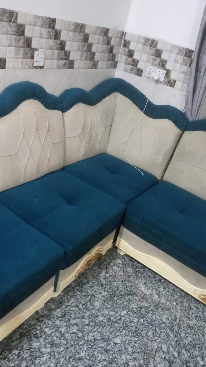 🛋️ تخم قنفات ملكي (مستعمل بحالة ممتازة) للبيع! ✨
​لكل من يبحث عن الأناقة والراحة وبسعر مناسب جداً، متوفر الآن تخم قنفات مميز بتصميم "حرف L" مثالي للزوايا والاستغلال الذكي للمساحات.
​🌟 أهم مميزات التخم:
​الألوان: تناسق راقٍ وجذاب بين اللونين التركوازي والبيجي.
​القماش: مخملي فخم، ناعم الملمس وسهل التنظيف.
​المتانة: تنجيد متين عالي الجودة مع قاعدة كلاسيكية بنقشة ذهبية مميزة.
​الاستخدام: تصميم مريح جداً ومناسب تماماً للمجالس، غرف المعيشة، أو الاستقبال.
​الحالة: مستعمل بنظافة عالية وبحالة ممتازة. حلة, بابل


**إذا كنت صاحب هذا الإعلان وتريد حذفه لأي سبب، رجاءا أرسل رسالة إلى الدعم الفني**