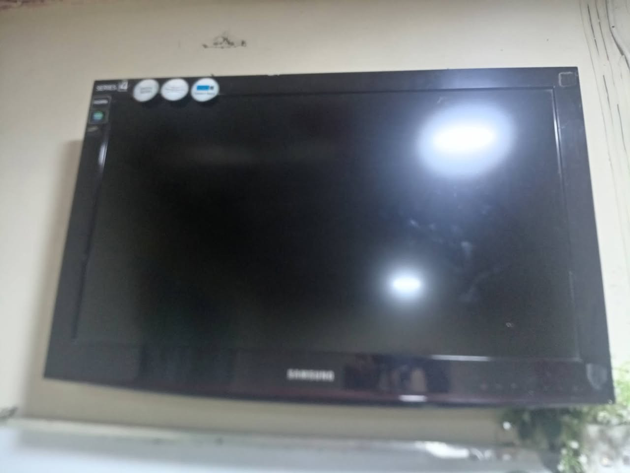 سلام عليكم شاشه  هذا المنتج هو تلفزيون سامسونج (Samsung TV) ذو شاشة مقاس 32 بوصة.
الطراز: LA32D400E1.
رمز الطراز: LA32D400E1XTW.
استهلاك الطاقة: 110 واط (AC100-240V 50/60Hz).
بلد الصنع: ماليزيا.

ملاحظة شاشه مستخدمه قليل فقط بيه عطل في منفذ  HD  السعر 70 وبيها مجال اتصال على هذا الرقم *********** ويوجد واتس اب
