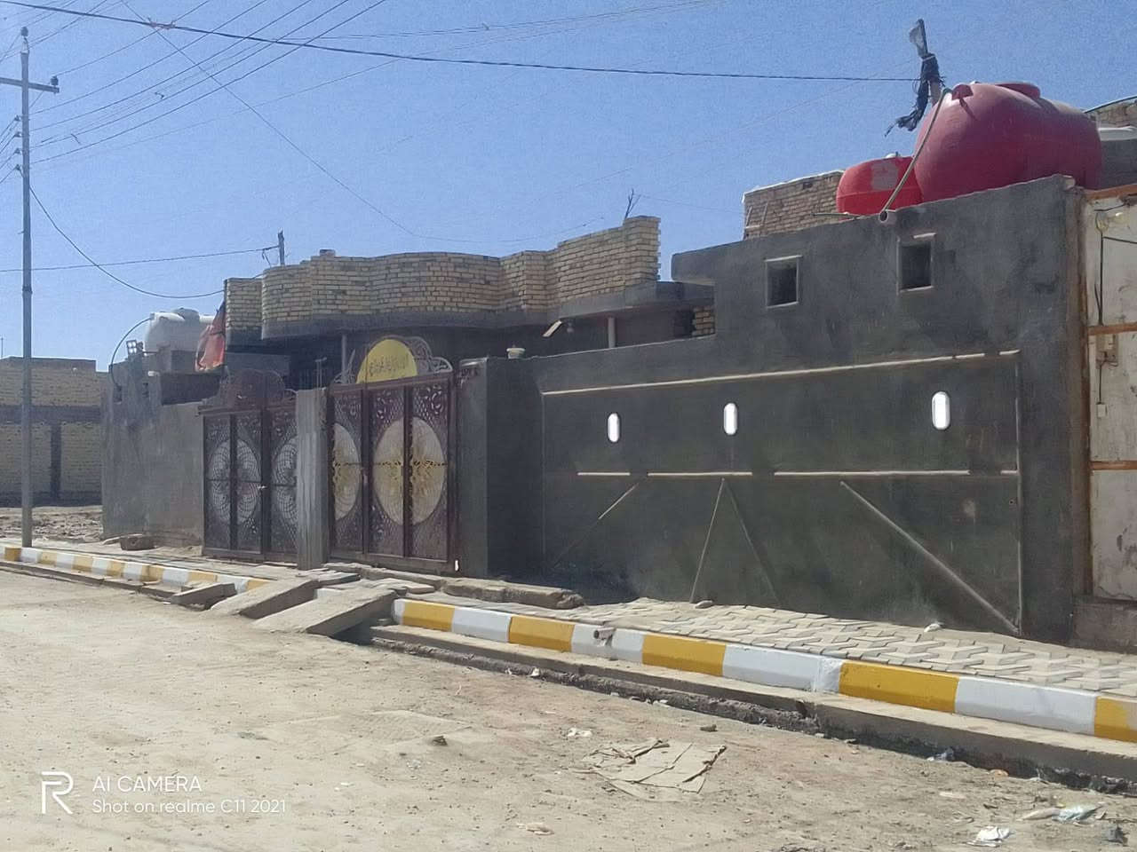 سلام عليكم
بيتين طابو  طبك للبيع ذو مساحه 450 ركن شارعين 
 كل بيت يحتوي على  غرفتين 4 ف 5 وصاله 8 ف 4 وديوانيه 7 ف 4 ومطبخ 5ونص ف 4  وصحيات داخليه وخارجيه و محلات عدد 3 العنوان سايدين قبل شارع 30
للاستفسار اتصال ع الارقام التاليه ***********
الرقم الثاني ***********
