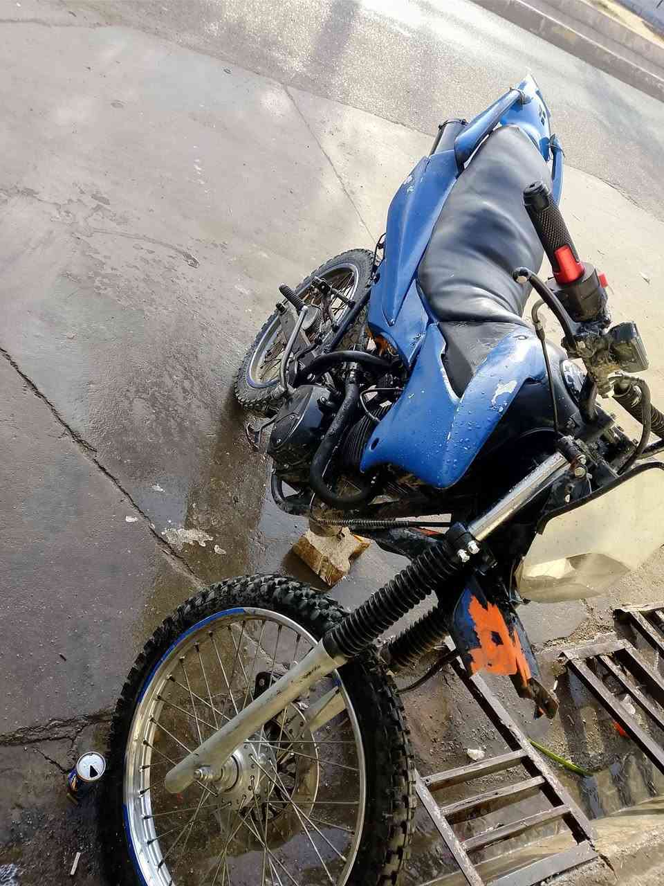 سلام عليكم ورحمه الله وبركاته دراجه قفاز سونيك محرك 200 سي سي لا صرف ولا بخار المكينه فول نشاط خير من الله مابيه اي عيب الدراجه خير من الله عوزه فقط كهربائيات الضفيره موجوده بس اجيب وتربط وتحطله باتري نص هندر تشتغل ما بيه اي عيب 
#للبيع او #للمراوس 
#السعر 375 وبيه مجال 
***********
