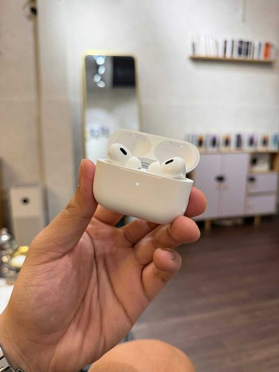 Air pods pro 2 اصلية بالة 
وصول حاوية جديدة Air pods pro 2 , نظافة 100% قطع كلش نظيفة ، اصلية شرط الفحص قبل دفع ، لازالت بضمان شركة ابل ، استيراد علي إكسبرس ( بدون كارتون ) 
كله شغالة شحن ممتاز بطارية قوية تقاوم ثلاث أيام ، مايكات ممتازه 
قطع محدودة جدا بنظافة 100%
البيع مستعجل بسبب وصول حاوية جديدة 25 الف وتسوى اكثر ، سعرها الحقيقي يعبر ال 150 الف 
حجز واتس اب فقط فقط ***********
