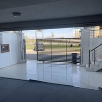 زجاج ١٠مم • بلا شقوق • ٢٫١٠×٥٫٦٥