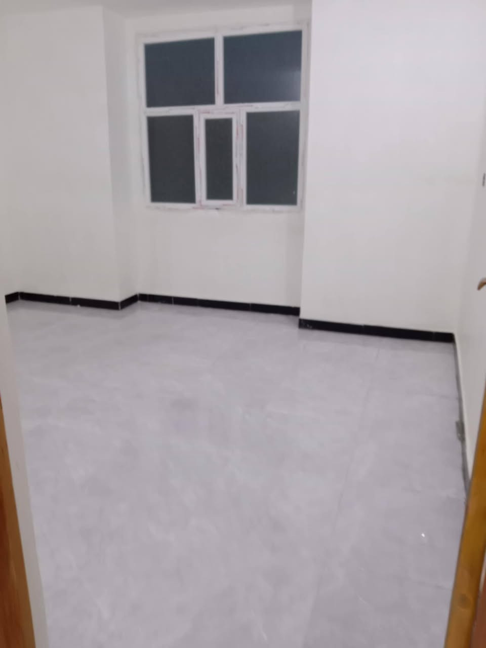 دار للبيع 100 متر حي المكرمة.  طابق ونص جديد ما مسكون بسعر مناسب للاستفسار الاتصال على الرقم *********** او مراجعة مكتب الگرعاوي للعقار
