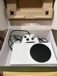 بلي استيشن  نوعيه اكس بوكس سيرس اس جهاز نضيف كلش ما مستعمل اهواي  سعره...