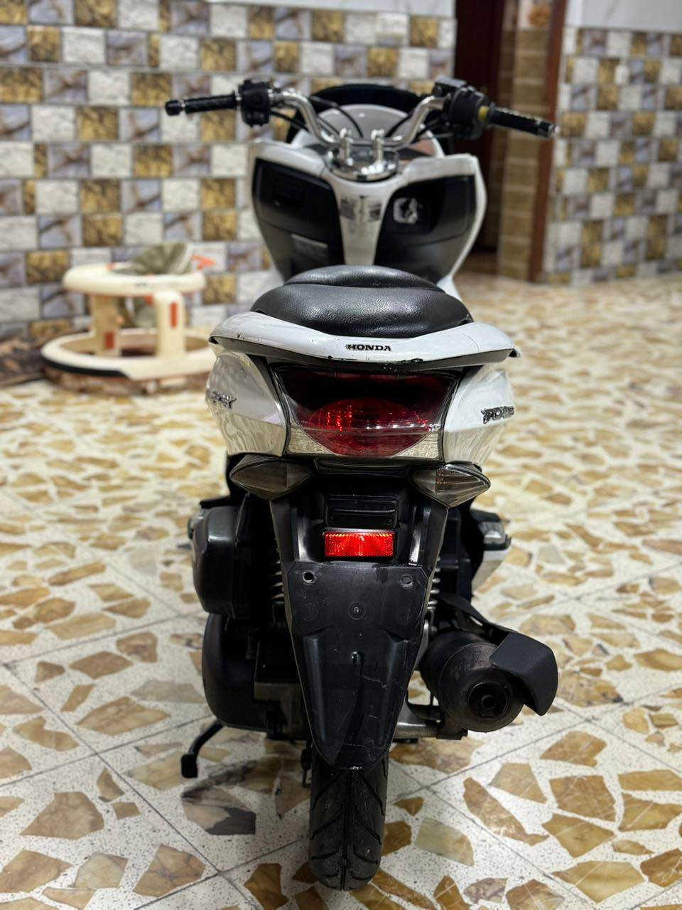 للبيع دراجه pcx ياباني الاصلي مكينه 150 حساس حرف A  نوزل خطين ستان كهربائي حساس ازدحام دراجه جديده  حساس شلعه معدل خير من الله دراجه تتعب تكول جديده مال جناي   شرط برغي ممفتوح بيهه جيب فيتر وافحص مكان بغداد الكرخ السعر مليون و 400 وبيهه مجال والاستفسار *********** بغداد, العراق
