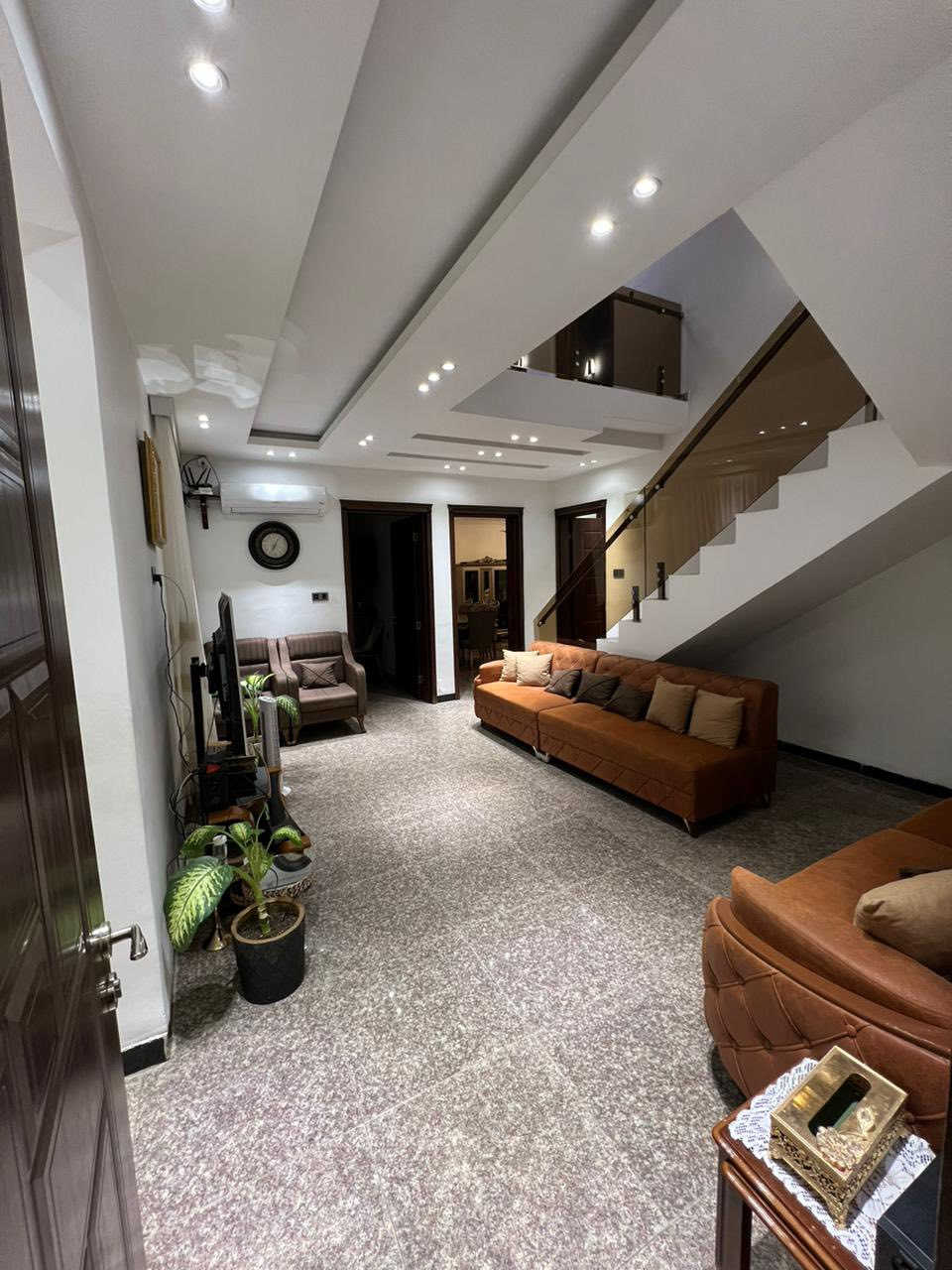 عقار للبيع 🏠
الموقع : حي الحسين / ضباط الملحانية موقع مميز قرب الشارع العام 
المساحة ٣٠٠ متر 
الواجهه ١٥ نزال ٢٠ 
يحتوي على :
٥ غرف نوم كبيرة (سويت)
مطبخ حار بارد 
صالة 
حولي 
استقبال 
٢ (لوندري) 
حديقة داخلية واسعة 
بناء حديث (٢٠٢١)
للاستفسار الاتصال: ***********
