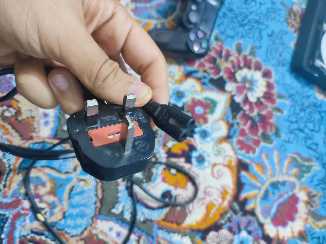 السلام عليكم
بلي ستيشن 4 سلم مساحة 512 اون لاين

النظافة 90%
 

الملحقات : يجي ويا جويستكين واحد تجاري وواحد اصلي ، يجي وياه وايره الاصلي مع واير HDMI هدية مني طولة مترين 

العيب الوحيد بيه مكان الأقراص يحتاج تصليح

عندي ويا هاي السماعه hyperX cloud flight wireless اصلية و نضافتها فوول يجي وياها مايكروفون وشاحنه ، بطاريتها تطول اكثر من عشر ساعات، تنربط على البلي 4 و البلي 5 والاكس بوكسات كلهن و حتى على الموبايل وعلى الحاسبه (pc) بنفس الوقت،  للعلم سعر الجديدة اكثر من 120,000 تقدر تبحث وتتاكد.

السعر :  السعر النهائي البلاي مع الملحقات فقط 220,000 الف دينار 
سعر البلي مع الملحقات والسماعه 250,000
اذا عندك اي سؤال تقدر تتواصل وياي  
***********

مكاني النجف الاشرف حي الجامعة

تقدر تجي بنفسك للبيت تتاكد من البلي وتشغله وتلعب بيه براحتك ، اذا تحب نقدر نلعب گيم fifa سويه همين 😄

ملاحظه اخيره اذا مو شراي لا تراسلني لان مشغول بالامتحانات ،
