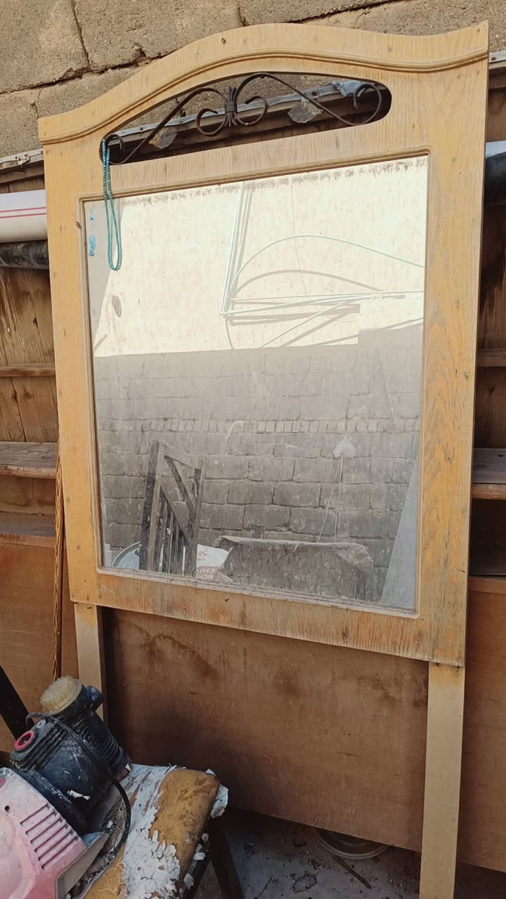 سلام عليكم  ميزين واحد صاج اولي تحفه  قديم  نضيف. رادله مسح فقط  وثاني ميز مرايه  كامل مجرات. صاج. نضيف رداله فقط مسح  هو مرايته يريدهن يدلل. كل من وسعره ابو مرايه سعره 80
الميز البلوط سعره 50
مكاني بصره طويسه  ***********
