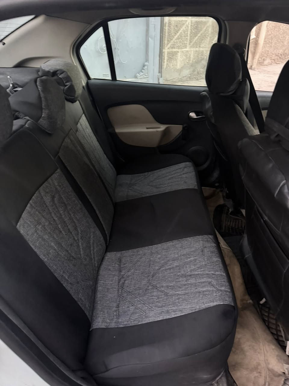 رينو سمبل مديل 2019 
محرك 1600 اقتصادي 
كير ومحرك كفاله 
سياره مدوشمه وارضيات جديده 
تدفئه وتبريد شغاله 
رقم بغداد انكليزي 
السعر90$
العنوان: بغداد الشعب سوق شلال 
الرقم:***********
