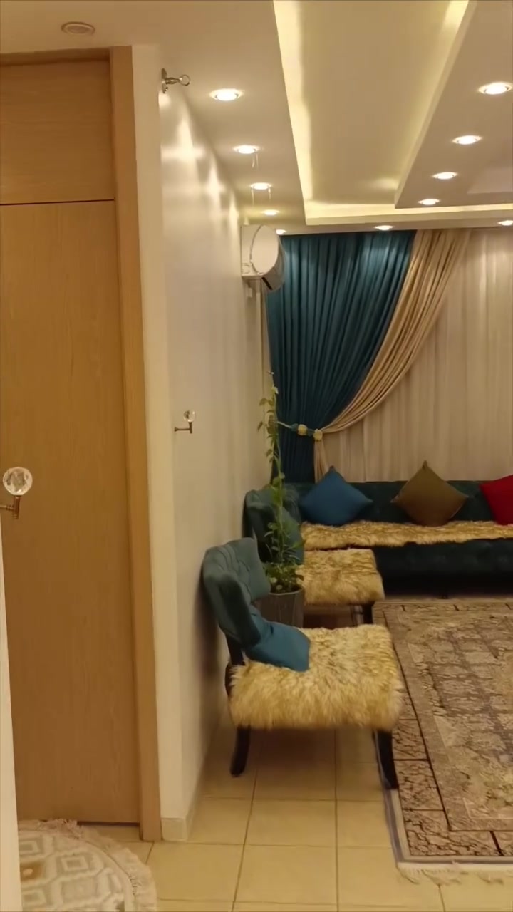 شقة مساحة 140 غربي مجمع B3 مدفوعة الثمن من المالك الشرعي بدون واسطة 
موقع مميز عمارة غير متقابلة 
ديكور جبسن بورد 
كاونتر فصال HDF مرمر كوارتز طبيعي 
 ميز طعام مرمر كوارتز طبيعي فصال 
مع طباخ منظدي و مايكرو ومرشحة غير مستخدمات 
غرف نوم عدد 3 
سبالت عدد 5 توسوت انفيرتر حديث 
طقم قنفات عشر مقاعد مع ستائر 
بقية الاثاث حسب الاتفاق 
***********
