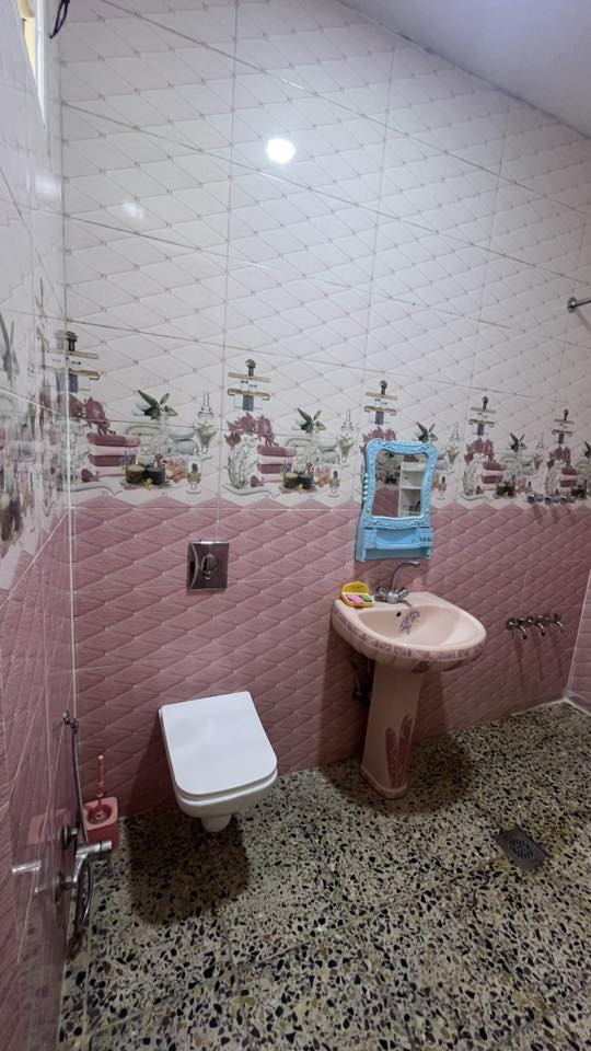 دار للبيع في منطقة طالب العلي المساحه 100م 10x10  يحتوي على 3غرف نوم 3حمامات واستقبال ومطبخ معزول للاستفسار ***********
