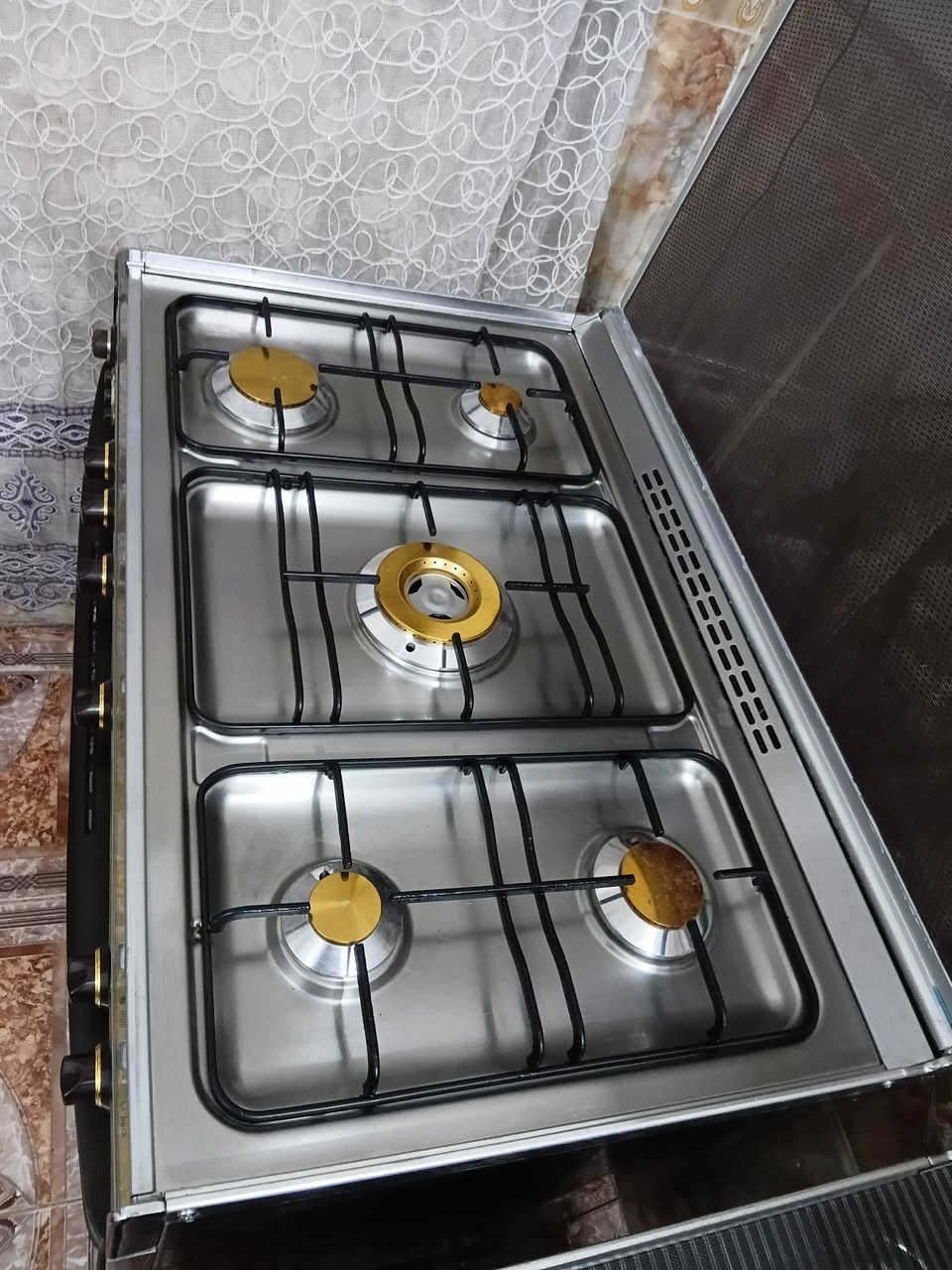 السلام عليكم طباخ نوع كريازي مصري الصنع باب اول شرط الشغل والنظافه والضمان الاستفسار مراسلة الصفحه او الاتصال على الرقم ***********
