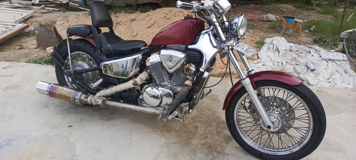 ​🏍️ للبيع  - هوندا ستيد (Honda Steed) 🏍️
الدراجة غنية عن التعريف، هيبة ونظافة وميكانيك توب التوب! 🔥
​✅ المواصفات والتفاصيل:
​النوع: هوندا ستيد (Honda Steed) - 🇯🇵.
​سعة المحرك: 400 سيسي (400cc) - مكينة نشطة جداً، عزم قوي وما مفتوحة ⚙️💪.
​الموديل: [1998 مسجله بلسنويه 1990] 📅.
​الإطارات: طقم إطارات ميشلان  (تايرات) جدد زيرو، نقشة حلوة وثباتية عالية بالشارع 🆕 بلاد.
​المكينة: بحالة ممتازة، تبريد راديتر (مي)، صوت ناصي وهادئ وما تبخل عليك بشي 🌬️.

​النظافة: الدراجة صبغ بلادي، الكروم يلمع لمع وما بيها أي نواقص ✨💎.
​✅ الإضافات والكماليات:
​(اكزوز) رياضي صوته طرب 🎵.
​مقعد (كشن) مريح جداً للسياقة الطويلة 🛋️.
​لايتات  قوية للإضاءة الليلية 💡.
​كهربائيات كلها شغالة (نشرة، إشارات، هورن) ⚡.
​✅ الأوراق واللوحة:

​اللوحة موجودة  مسجلة (رقم واسط باسمي تحويل ثاني يوم/تاريخ نفاذ السنويه 12/06/2027  🇮🇶.

​سنوية وتحويل مباشر باسم المشتري 📝.
​📍 
💵 السعر: [ مليونين و 250 ] (بيها مجال بسيط للشراي المايتعبنا) 🤝💰
📞 للتواصل: [Contact Numbers:

​Asiacell: *********** 📶

​Zain: *********** 📶] 

(واتساب أو اتصال مباشر) 📱📞

​ملاحظة: الدراجة مال جناي  مو مال تصليح، جاهزة من كلشي وتنتظر صاحب نصيبها! تعال وشوفها بعينك واحكم ✌️👀.
