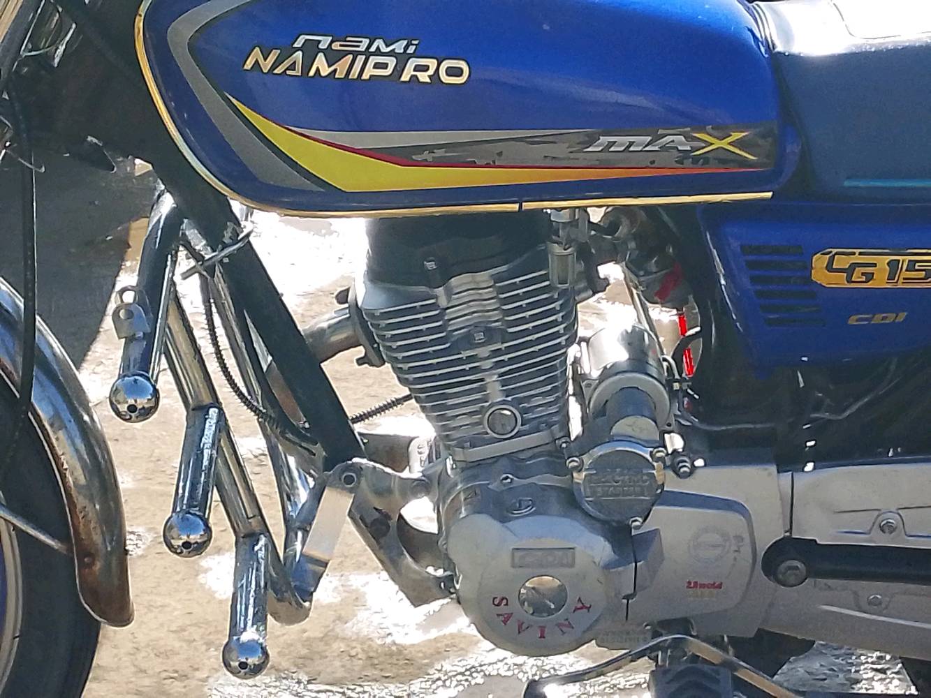 دراجة نارية CG150 موديل 2020 بحالة جيدة جدًا. لونها أزرق مع تفاصيل جمالية باللون الأصفر. تحتوي على نظام تشغيل كهربائي وموتور قوي يوفر أداء ممتاز. التصميم مريح مع مقعد مناسب للرحلات الطويلة. تم صيانتها بانتظام ولا تحتاج إلى أي تصليحات حالية.