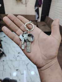 اخوان هذا المفتاح نساه ولد بالتكتك خلي يخابرني 07809470674