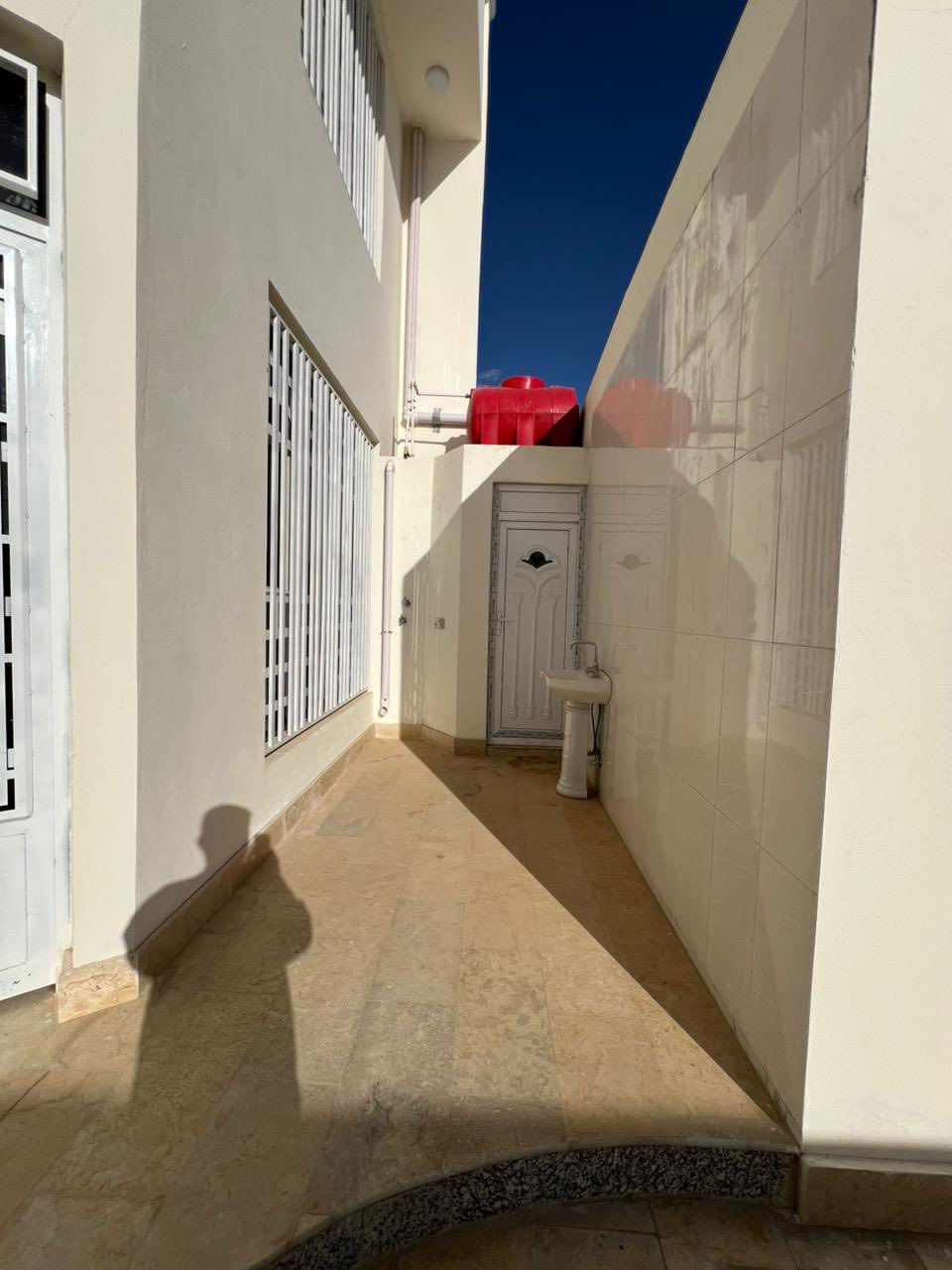 � دار  للبيع – بابل / الحلة
📍 الوردية خارج (خلف مستشفى الكفيل)
📐 المساحة: 200 متر | طابو صرف
 🛋️صالة واستقبال + مطبخ 
🛏 4 غرف نوم | 🛁 2 حمام
🛒 يحتوي على محل تجاري
📞 للتواصل: المهندس علي أحمد ***********
                    المهندسة سديم       ***********
