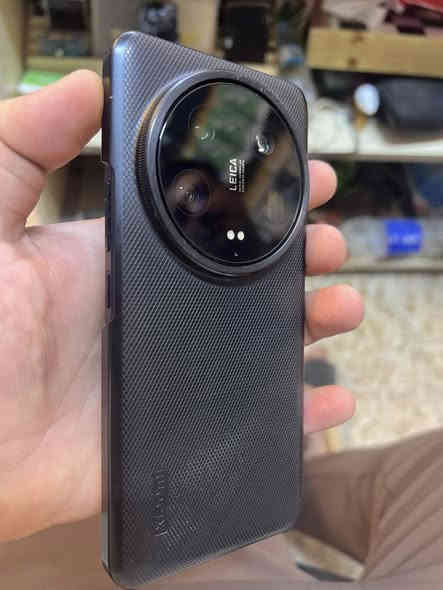 السلام عليكم ورحمه الله
العملاق الفلاكشپ من شاومي
أل- mi 14 Ultra مي 14 الترا نسخه الجلد الاسود
جهاز نضافه عاليه بدون اي 
مشاكل مكفول 1/1 من اي ملاحضه
بمواصفات
شاشه كبيره LTPO AMOLED بدقه جدا عاليه بكثافه بكسل 522بكسل لكل بوصه
بمعدل تحديث 120Hz 
معالج من سنابدراكوم Snap 8 Gen 3 الخارق بمعماريه 4 نانو متر
افضل نضام تصوير بعالم الاجهزه و مزايا التصوير السينمائي لصناع المحتوى 
بطاريه 5000mah تستمر لاكثر من يوم 
هارد 512Gb ورام عشوائي 16Gb الاسرع بنضام التردد
صوت ستيريو محيطي من دولبي هارموني
الهاتف بدون اغراض
السعر مليون و بي مجال 
بغداد/البلديات
***********
او راسلني خاص
