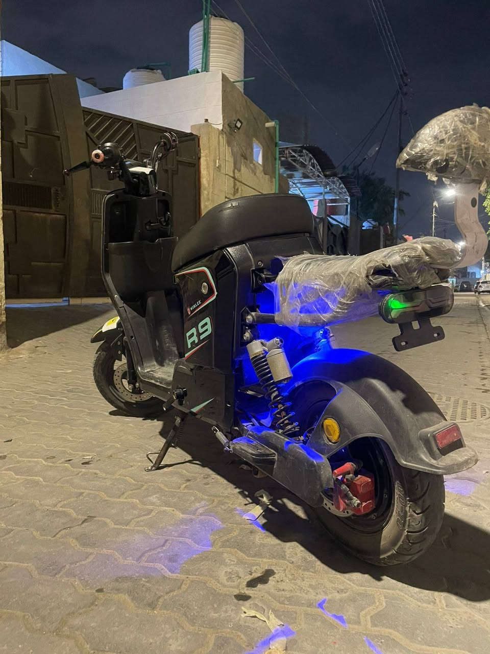 السلام عليكم دراجه شحن للبيع دراجه حلوه ونضيفه مثل ما بل صوره بطاريات الكبار دراجه كامله من كلشي الـمكان الـبصره القبله حي الجامعه الـسعر350 وبيهه مجال للاستفسار ***********
