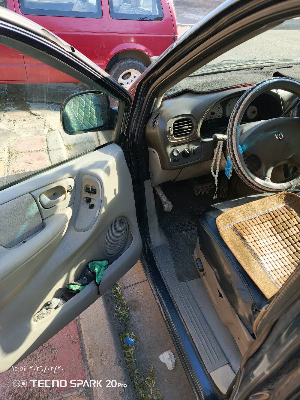 السلام عليكم اخوان 
للبيع دوج كرفان 2007 مواصفاتها 
ابواب كهرباء +الجنطة كهرباء ثلاث قطع تبريد  شغال كشنات بلع خمسة ويل كب الكاعية مغلفة جلد كير محرك حلوات  لاصرف ولاتنقيص رقم  انكليزي السيارة باسمي بيها طخة بالباب السلايد جهة اليمين موضحة بالصوره القمارة والبنيد جارد السيارة موجودة بحي الجهاد  السعر 75 ورقة وبيها مجال للاستفسار الاتصال على الرقم ***********
