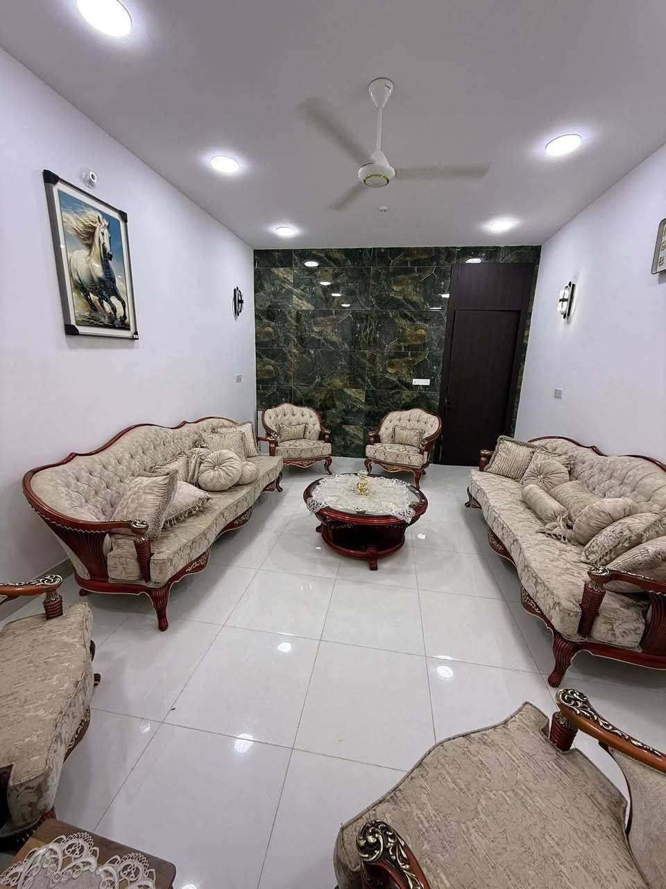 🏠 / دار للبيع المساحة ٢٠٠  م طابو صرف 

                     واجهه ١٠ م / نزال ٢٠  م

🧱 بناء حديث درجة اولى مودرن ( بأشراف مهندسين )

           ( علماً ان الدار مطلوب ٦٠ لصندوق الاسكان ) 

الطابق الاول / مطبخ حار بارد. أستقبال  . هول .غرفتين نوم . مجمع  صحيات  . كراج كبير . 

الطابق الثاني / اربع غرف نوم نظام سويت . هول . مجمع صحيات 

🌏 الموقع / شارع الكابينات ( حي الامام )قريب جداً من شارع ٨٠
           
       خلف عيادة ماربل لطب الاسنان  

            ( ٣٠ م يبعد عن شارع ٨٠ )
               (  يقع أمام ساحة) 
#لمعرفة_السعر  (((مراسلة الصفحة )))

 للأستفسار أكثر مراجعة مكتب 

#بشار_للعقار_والمقاولات بداية شارع الحسينية من جهة شارع ٦٠ او الاتصال 

***********      ***********
