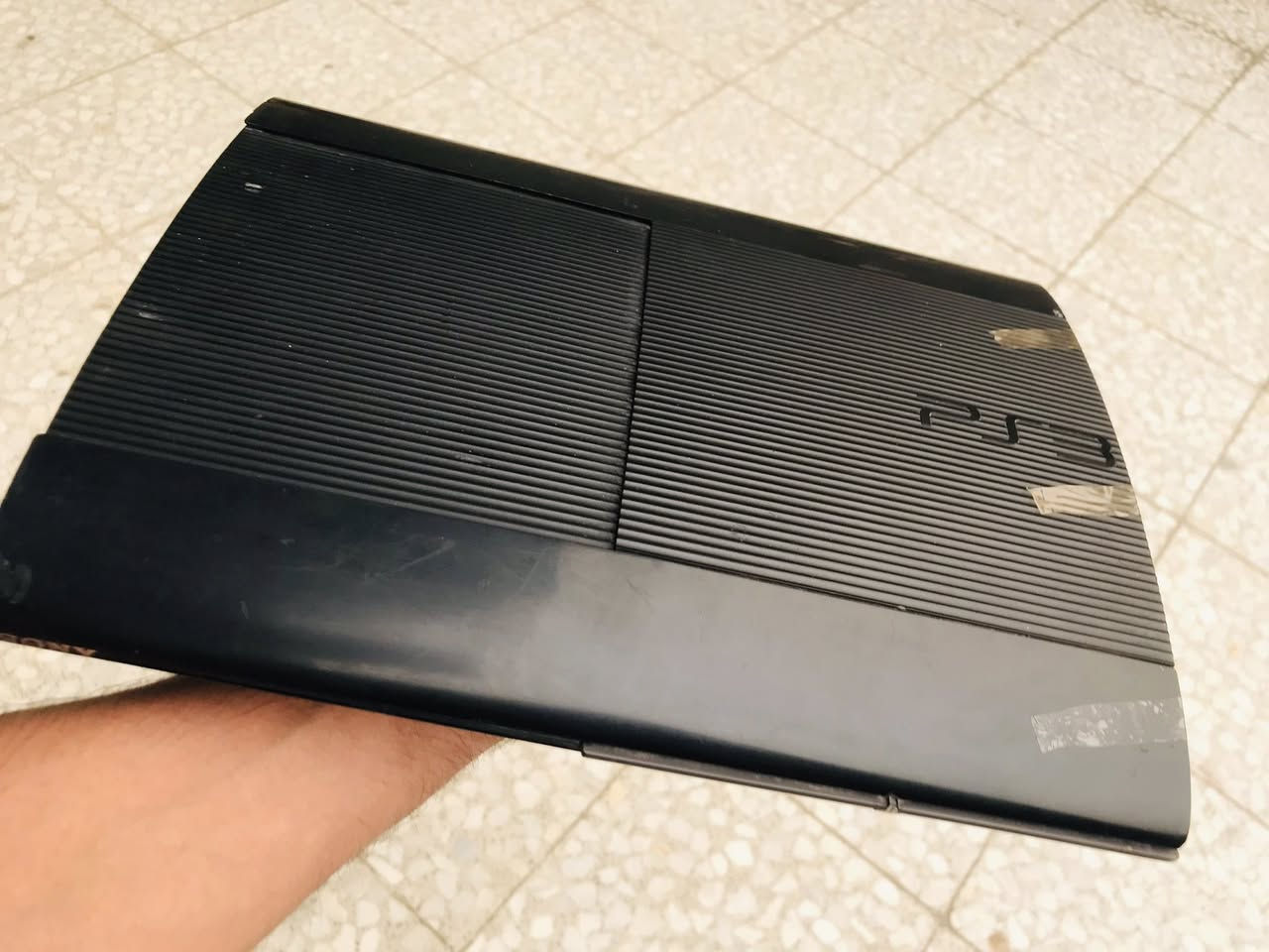 Ps3 super slim
Hen
مع كامل ملحقات 
واير اج دي
واير كهرباء
واير شحن جوستك
جوستك عدد أثنين
يحتوي على ٦٥ لعبة 
مكاني بغداد  السعر ١٥٠ قابل للتفاوض البسيط
***********
