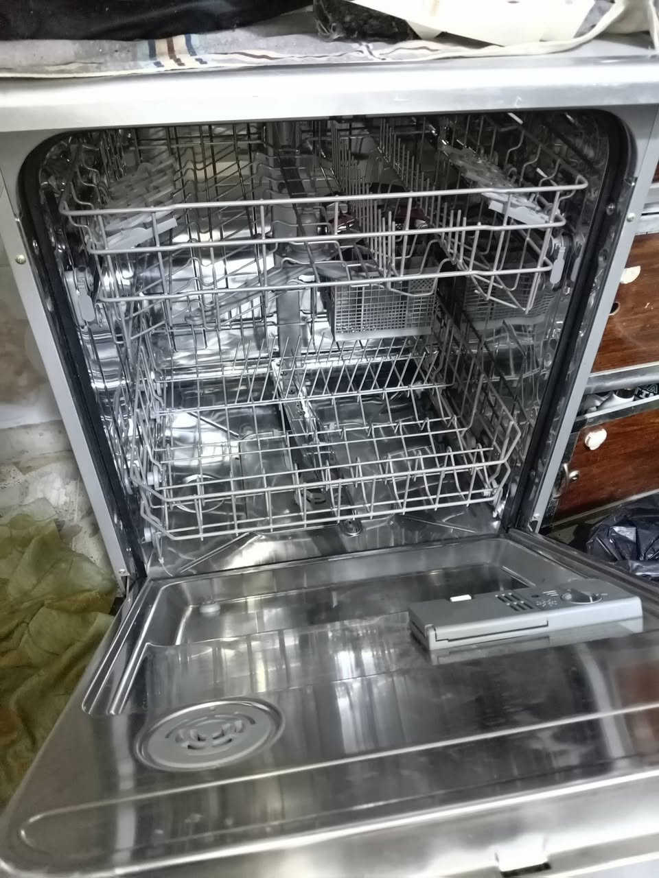 سلام عليكم للبيع غساله صحون نضيفه جدا شغاله عنوان بغداد ***********
