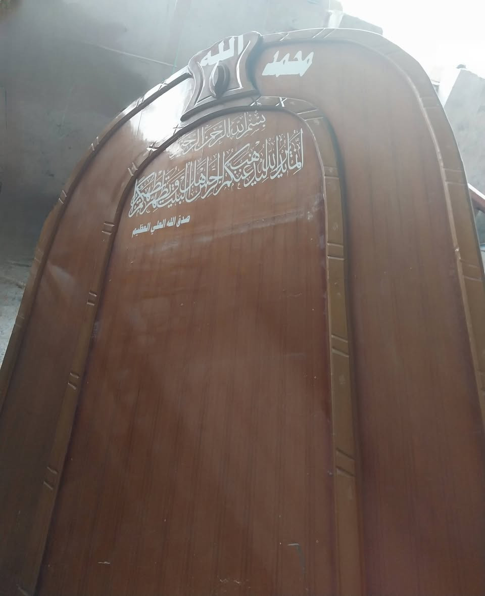 السلام عليكم
منبر للبيع خشب نضيف وقوي 
ارتفاعة 170 وطولة 160 وعرضة 60 
يجي وياة تاج بالظهر ارتفاعة 210 تقريباً 
باقي التفاصيل والسعر على الرقم : 
☜ *********** ☞
