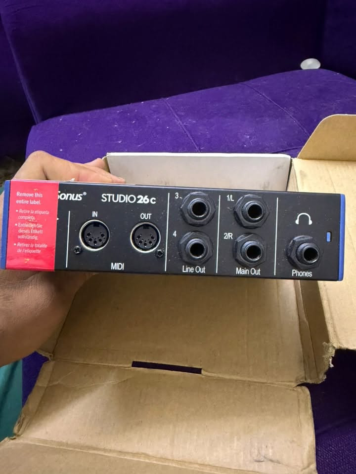 للبيع PreSonus Studio 26c الأصلية، الجهاز جديد ولم يُستخدم نهائيًا، بحالة ممتازة.
المواصفات:
✅ جودة تسجيل احترافية 24-bit / 192 kHz.
✅ منفذين Combo (XLR / 6.35mm) لتوصيل المايكات أو الآلات الموسيقية.
✅ يدعم مايكات Condenser مع 48V Phantom Power.
✅ منفذ سماعة رأس مع تحكم مستقل بالصوت.
✅ مخارج للسماعات الاحترافية (Studio Monitors).
✅ اتصال سريع عبر USB-C.
✅ متوافق مع Windows و Mac.
✅ مناسب للعمل مع برامج مثل Studio One، FL Studio، Cubase، Ableton Live، Adobe Audition وغيرها.
‏***********📞
يستخدم في:
🎤 تسجيل الأغاني والأصوات باحترافية.
🎙️ البودكاست وصناعة المحتوى.
📹 البث المباشر (Streaming).
🎸 تسجيل الجيتار والآلات الموسيقية.
🎵 إنتاج وتوزيع الموسيقى والهندسة الصوتية
