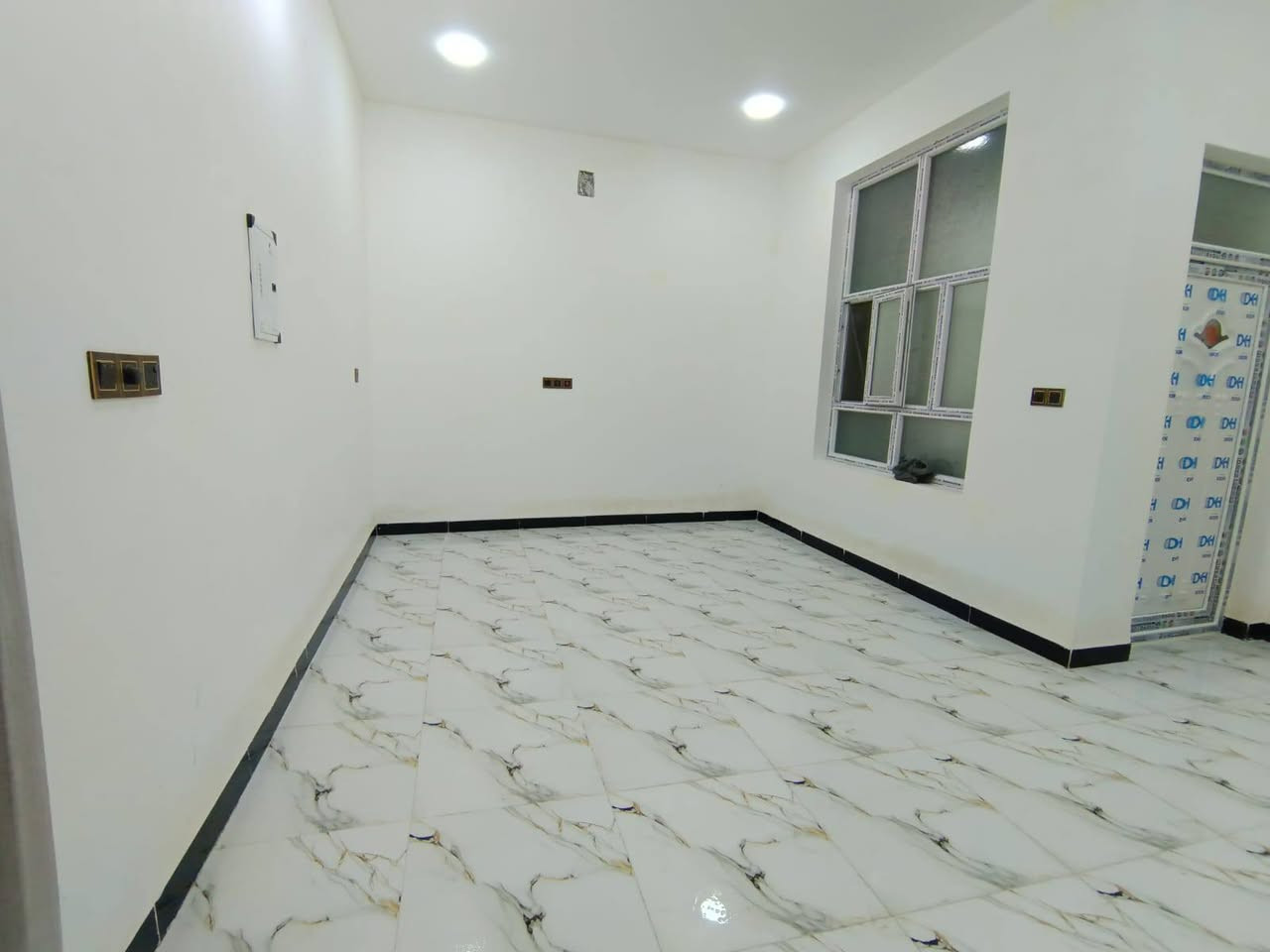 ‏دار ركن معروض للبيع طابو سند..
‏المساحة: 150م
‏نزال: 15م
‏الواجهة:10 م
‏يحتوي على...
‏غرفتين نوم 
‏صالة + حمام
‏مناور =2
‏أستقبال. 
‏مطبخ 
‏كراج + wc خارجي. 
‏شارع 15
‏الصقلاوية / الشهداء الثانية / خلف صيدلية ريم . 
السعر: 88.
‏للاستفسار الاتصال على  ‪***********‬
‏
