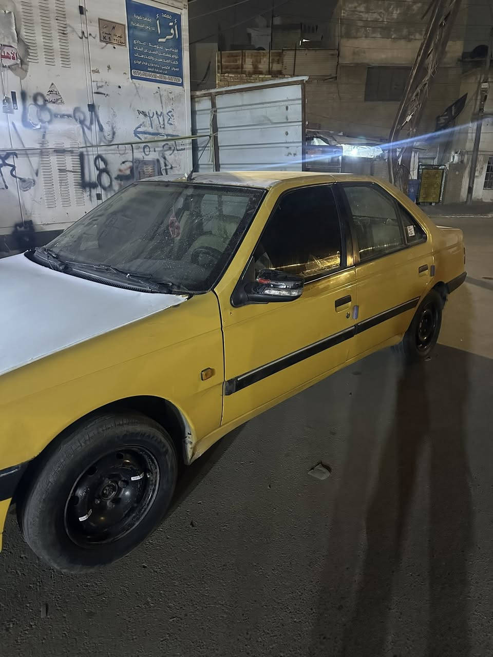 السلام عليكم بيجو 405 للبيع مكاني بغداد السيارة بيها نواقص بسيطة صوت بسيط بل بور وتبريد ما يبرد بس فان ماعرف شنو مشكلته كير ومكينة كفالة قبل شهرين بدلت مكينة بل جيس تخم تاير جديد بلكات تخم جديد نوزلات تخم جديد 28 وبيها مجال بسيط حك الجية ***********
