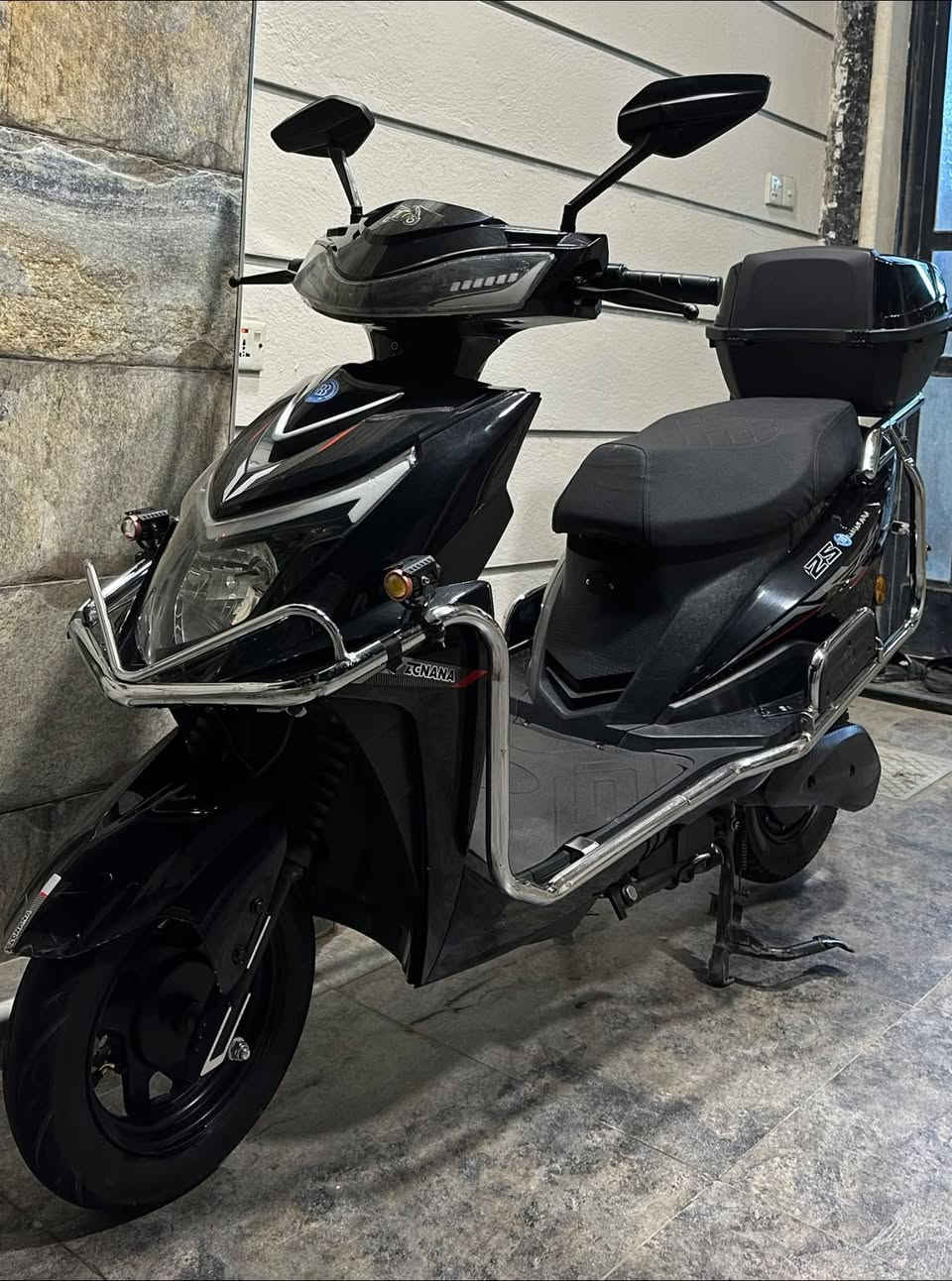 للبيع دراجة سكنس
استخدام 5 اشهر
ملف 2000w 
6 بطاريات 32 امبير 
سرعتها القصوى 60km/h
مكاني بغداد الغزالية
السعر 600 الف وبيها مجال
للاستفسار: ***********
