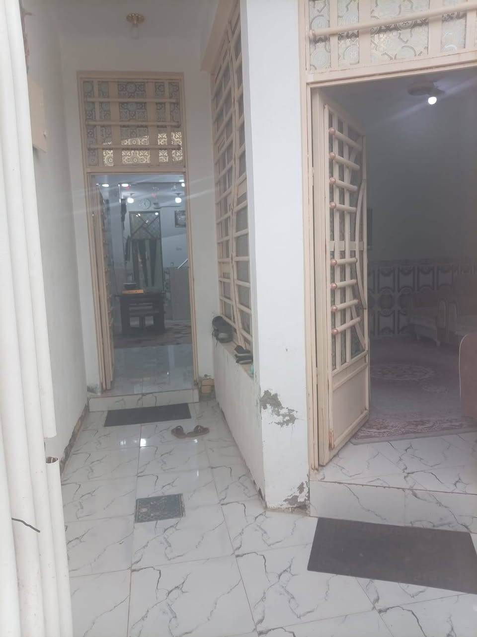 يارزاق ياالله 
دار سكن طابو زراعي 120ركن طابق ونص بناء طابوك 
يتكون الدار من غرفتين نوم وهول مطبخ استقبال صحيات داخل وخارجيه مرقم من قبل البلديه 
علما ان الدار مع لاثاث 
سبالت عدد3 مراوح عدد 5 جرابي عدد 2 بلازمه عدد 2
تخم استقبال مع الطبلات 
نص ديوان هول 
ثلاجه مجمده طباخ غساله كاونتر 
وبعض لاثاث 
حي الحكيم شارع افران الهادي 
مراجعه مكتب دلاليه ابوكيان الربيعي 
لاتصال على لارقام التالية واتساب 
***********
***********
