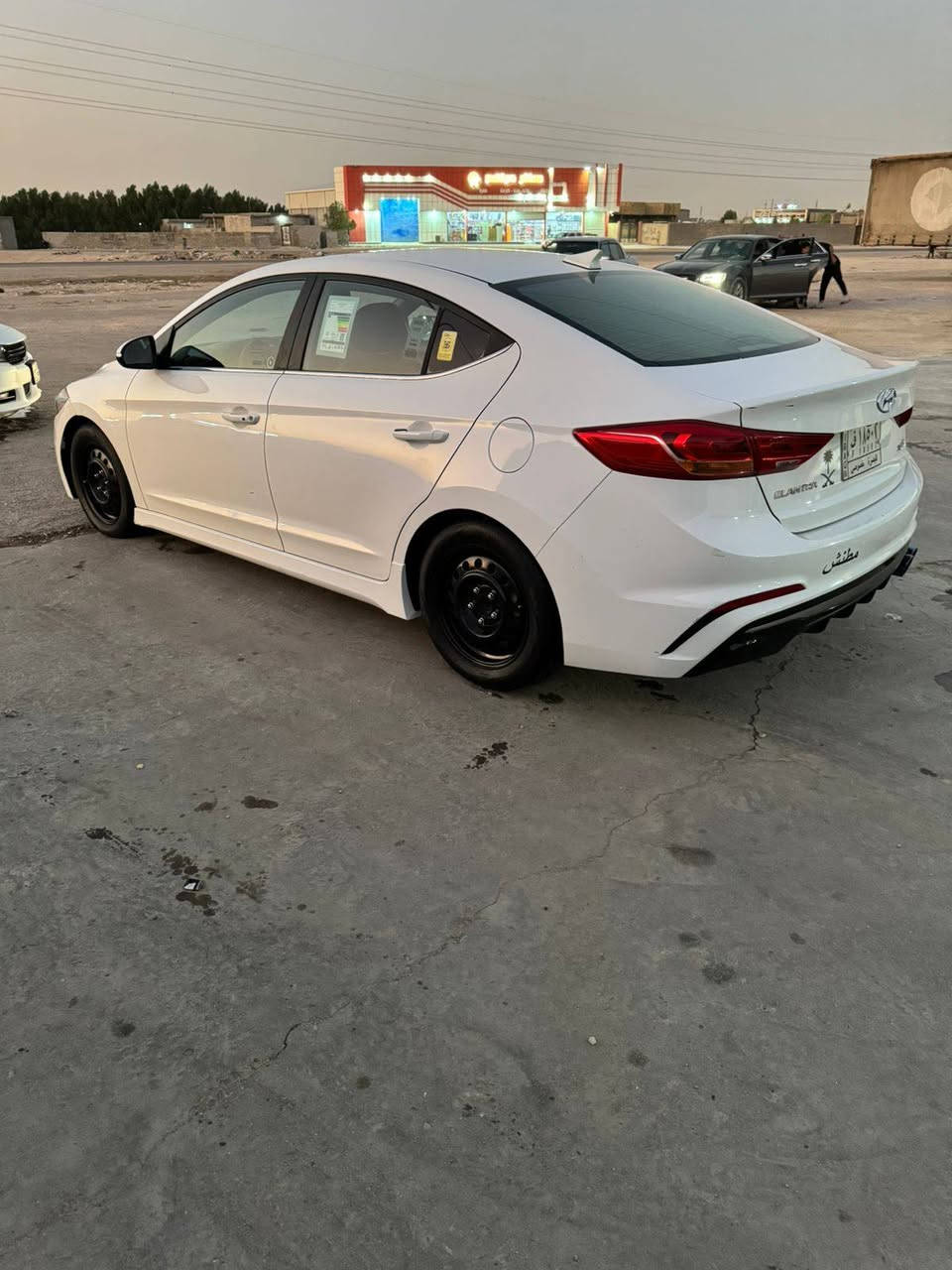 السلام عليكم
النترا 2017 البيع السياره وراد كندي
بيه طخه بلخشم وبنيد مقسم والباقي كله كفاله
فول مواصفات فتحه كشنات جلد السياره اخر فه
مكين الف وستميه تيربو جيدي اي كير عادي السياره كلش حلوه ماشيه 92 الف  حداده مال شركه مامبدله شرط تبريد ثلج السياره ماطالعه ضامه بلكراج رقم بصره تحويل
السعر 130 وبيه مجال  
العنوان البصرة الزبير *********** #***********
