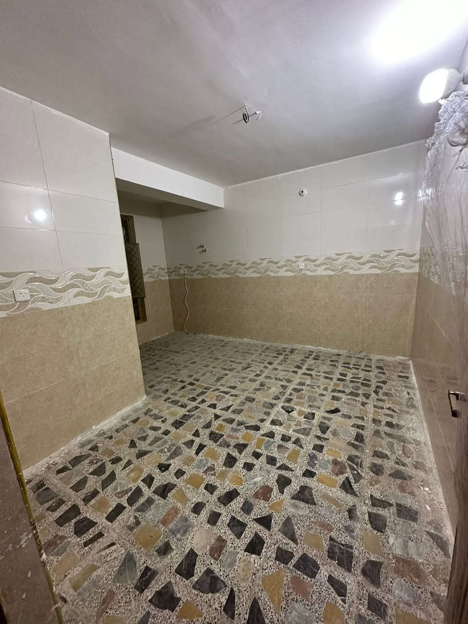 السلام عليكم توفرت شقة الايجار مساحه 120 طابق ثاني تحتوي الشقة على( صالة كبيرة وغرفتين نوم ومطبخ وحمام وبلكونه وملحقات) المكان بغداد الجديدة قرب مستشفى العلماء الاهلي علما ان الشقة سكن (للطلاب، وعمال،وشباب ،وعوائل) الاستفسار الاتصال على الرقم         ***********الاستفسار يجي خاص
