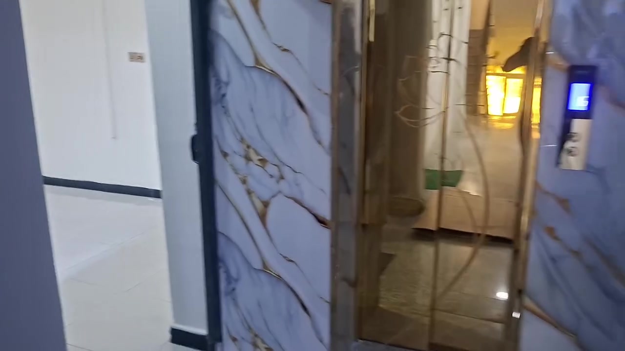 الجنينه قرب سوق الجنينه شارع المصلحه شقه غرفه مع صاله تلصح الشخص واحد مع زوجته او عزابي عنده عمل قادر على دفع الايجار الاستفسار هاتف ***********

