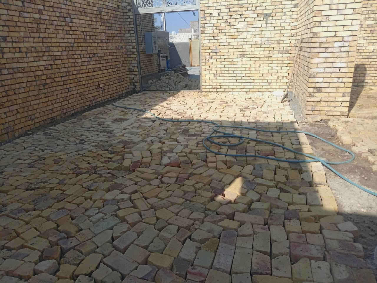 سلام عليكم
1-توفرت خباطه مع كادر صب 

2-حادله حجم كبير-وصغير 

3-كادر بناء بتلو وصب وزفت 

4-قلع ونقل الانقاذ          ***********

5-لبخ وبناء ورفع مواد +وعمل سطوح

       كادر العمل حسن المقاول
