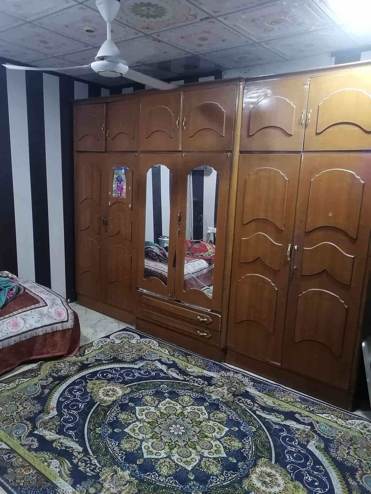 دار للبيع الجمعيات حي الخليج العربي م الرابعة قرب شارع بغداد قريب عن ساحه خدمات ثالث بيت عن المدرسة والروضة الشارع كله ٦ بيوت وجيران مثقفين
مساحه الدار ٢٢٠ الواجه ١١ والنازل ٢٠
غرف كبار وغرفه سويت ٤ صحيات كراج يتسع سيارتين
الاستفسار اكثر ***********
