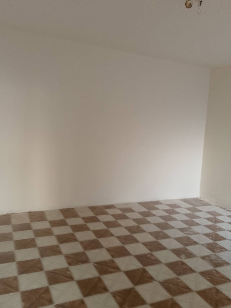 دار سكن طابقين عكاده مساحته 100خلف العلوي جوه غرفه صاله استقبال ومطبخ وصحيات وفوك  غرفه للاستفسار مكتب ياسين للعقار *********** السعر 63البيت جاهز للسكن وفارغ واجهه 5في 20
