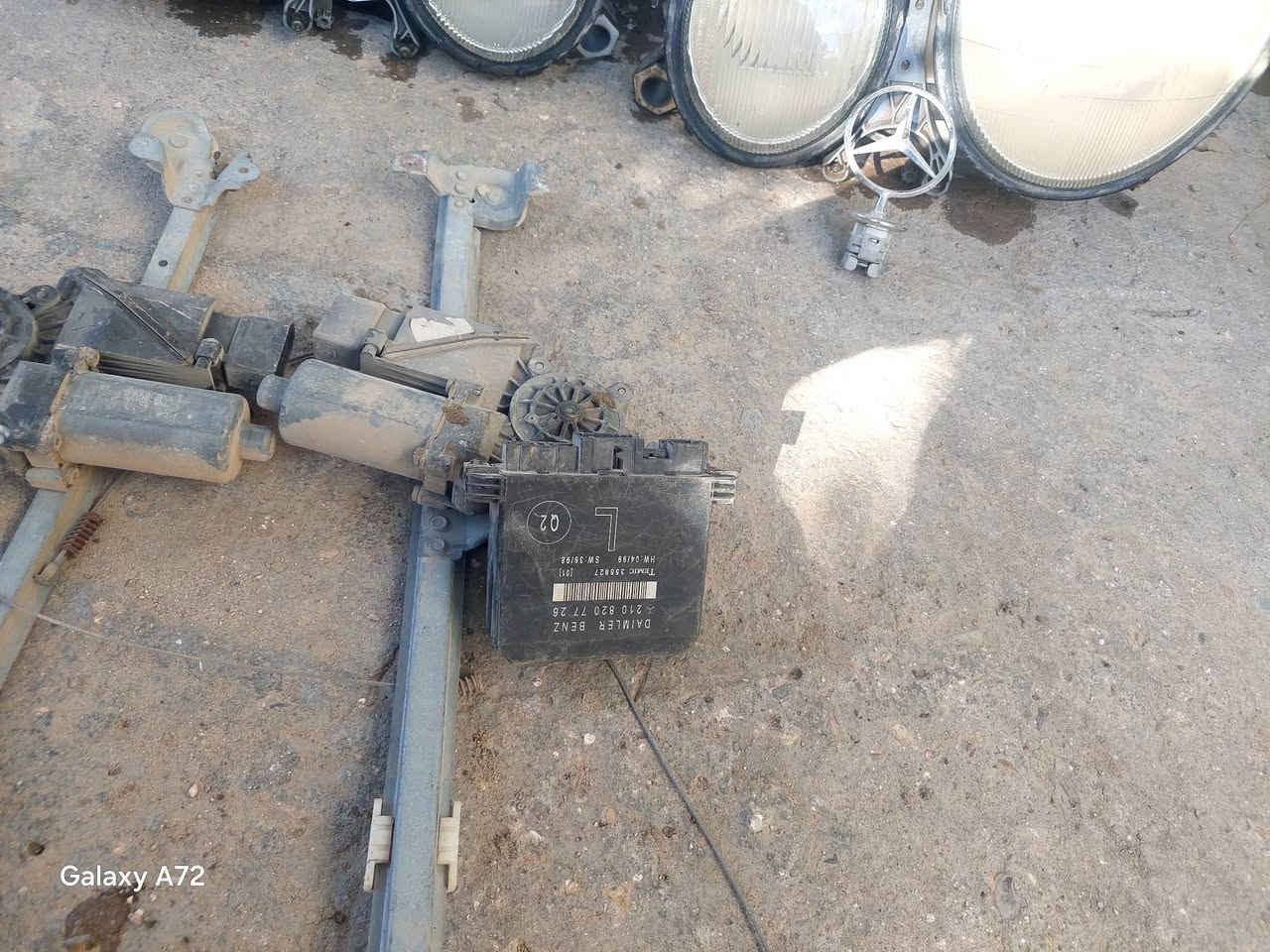 السلام عليكم غراض مارسيدس ام عيون موديل ٢٠٠٠
مازدا يمين معى يسار الجها اليمنه نضيفه كلش اي كسر مابيها والجهال اليسرى نظافتها اقل وبيها كسر بقاعدت التثبيت موضحه بصوره  تحكم  كهربائيات  وزنون بلادي غير شغال السعر ١٢٥ الف وبيهن مجال 
علامه اصليه فتح من بعيد كصه السعر ١٥الف 
ماطورات جام عدد ٣ خلفيات بلاش للطبيبن 
كارت تحكم كشن السايق شغال السعر ١٥ الف 
***********
