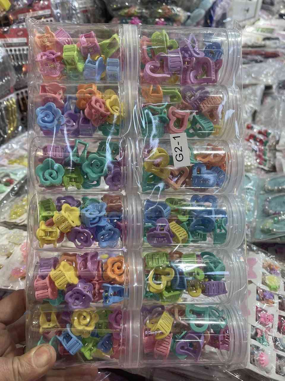 لقد جمعنا لك كل ما تحتاجه في مكان واحد لتجديد مخزونك بأفضل القطع:
 * إكسسوارات الشعر: (بكلات مخملية، طوق لؤلؤ، مشابك معدنية عصرية، وربطات شعر حريرية) تناسب الصغيرات والسيدات.
 * الحلي والمجوهرات التقليدية: سلاسل طبقات ،أقراط بتصاميم هندسية، وخواتم قابلة للتعديل بطلاء يدوم طويلاً. ابدأ مشروعك أو كبّر تجارتك اليوم!
سواء كنت تملك متجراً فعلياً، أو تبيع عبر الإنترنت، أو حتى تبدأ مشروعك الناشئ من المنزل، فنحن هنا لندعمك بأفضل المنتجات.


**إذا كنت صاحب هذا الإعلان وتريد حذفه لأي سبب، رجاءا أرسل رسالة إلى الدعم الفني**