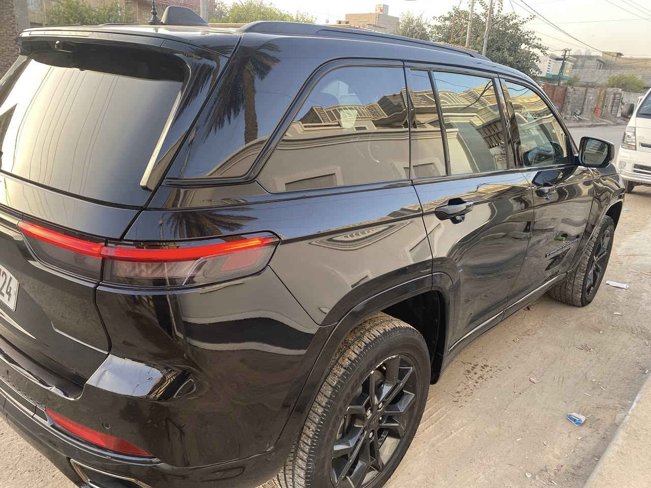 جيب كراند شيروكي 2024 (ثلاثينية) شكل الاوفر لاند 
فول مواصفات 
هايبرد🔴كهرباء🔴بانزين
ماشية(6000)*رقم بغداد بأسمي
-سقف بانوراما
-بصمة تشغيل وابواب+تشغيل عن بعد+نظام ترحيب 
-رادارات امامي وخلفي وجانبي+كاميرات محيطية عدد(6)
حساسات تنبيه امامي وخلفي+زراك كاميرا امامي وخلفي
-كشنات جلد+كشنات تدفئة وتبريد+كشنات كهرباء
-شاشة كبيرة گاربلي+ستيرن كهرباء+تدفئة بلستيرن+شفتات ستيرن+شحن وايرلس لوحة التبريد رقمية+قطعتين تبريد
-خزّن ميموري+جنطة كهرباء+سماعات البيني ودمام خلفي+جنطة كهرباء 
-لد امامي+بلوجكتر+اشاير وهيترات بلمري
-هلالات والدوس اسود لامع بلون السيارة+دبل اكزوز
-الظرر/بنيد وجاملغ جهة اليمين
السعر/285 ورقة
للأتصال/***********
