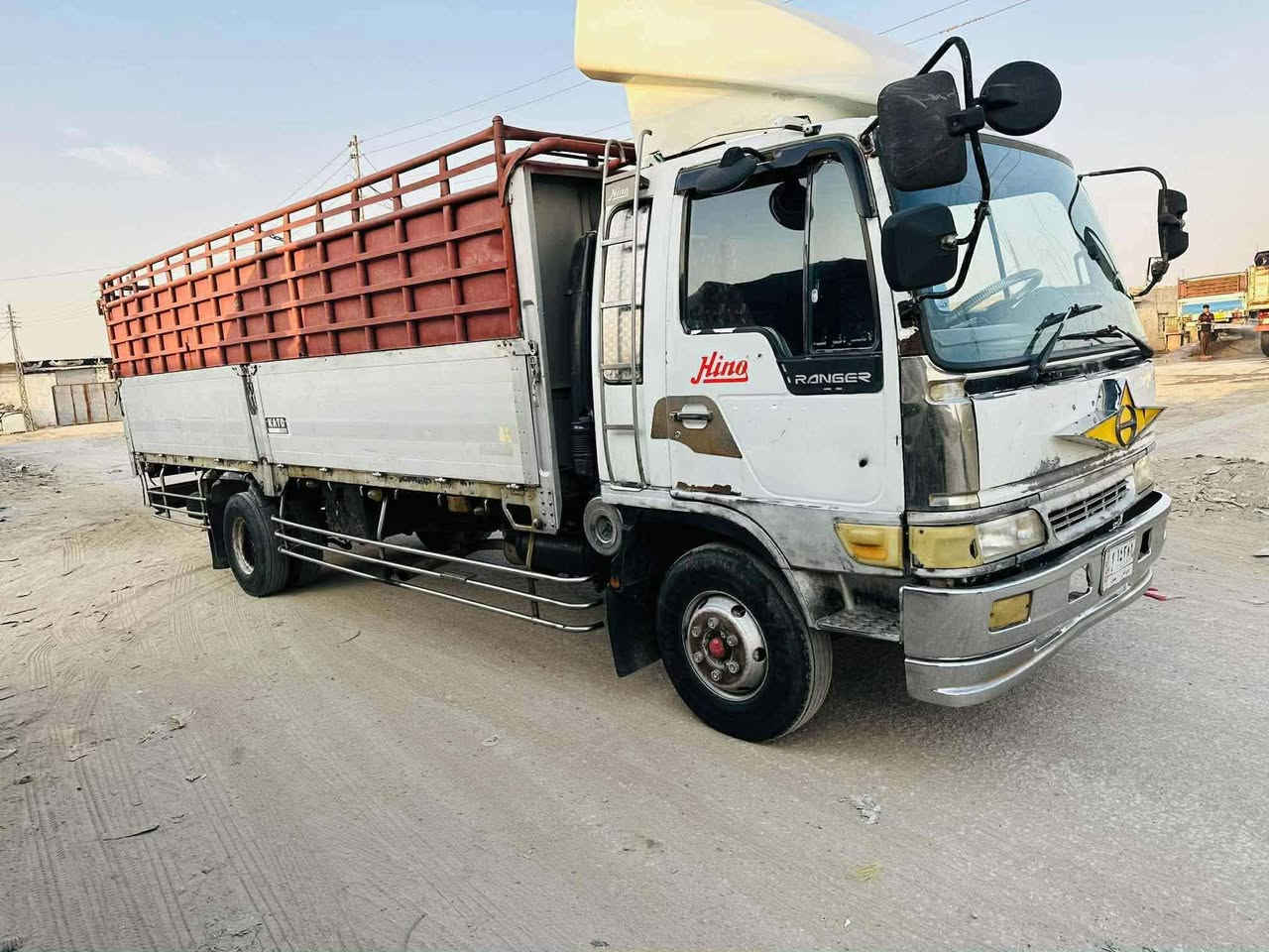 هينو طيرة موديل 94سنويه لغاية ٢٠٢٩
طول 6وربع بخار بدون تنقيص سيارة جاهزة من كلشي 
عنوان بابل قضاء القاسم الاتصال/***********
